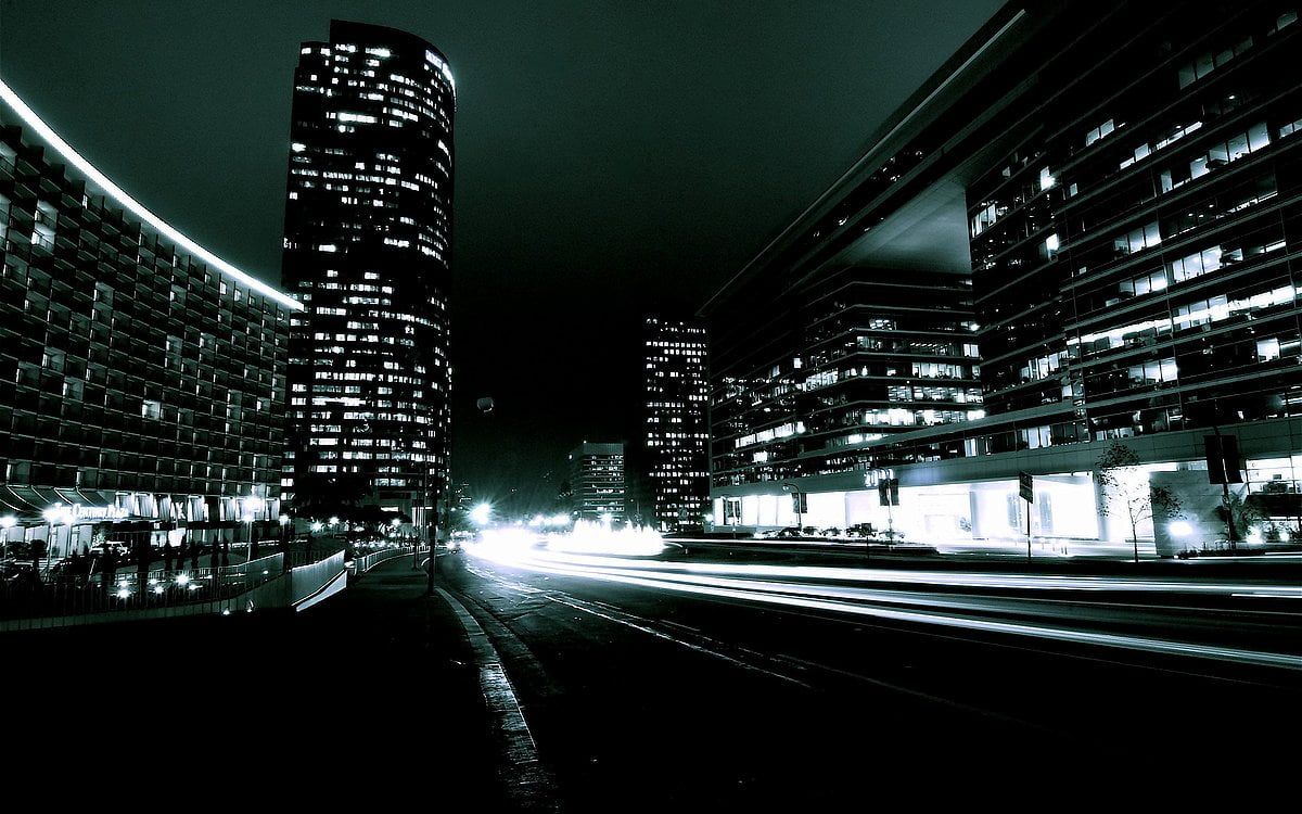 Hochhäuser, Stadt bei Nacht, Lichtspuren, Schwarz-Weiß, Hintergrund
