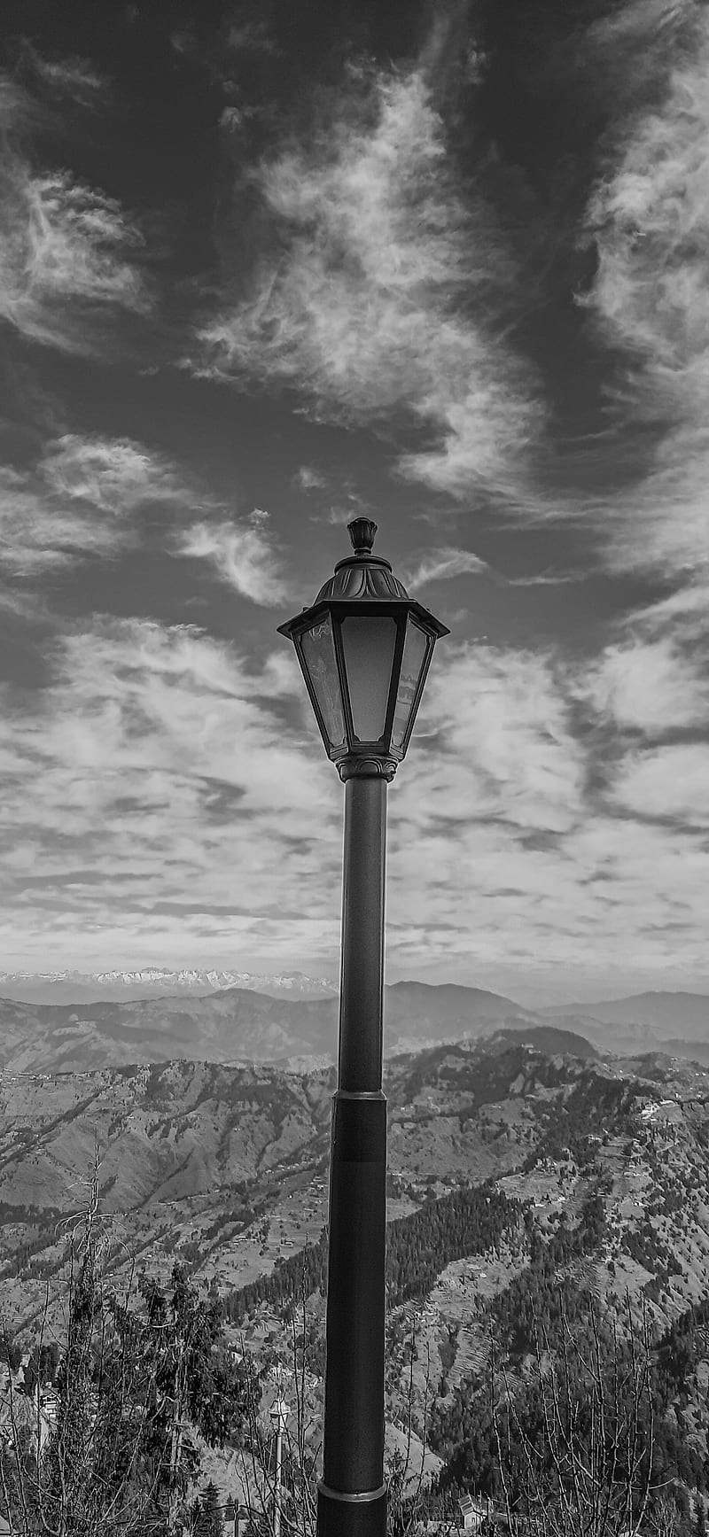Straßenlaterne, Berge, Wolken, Schwarz-Weiß, Dramatisch, Hintergrundbild fürs Handy