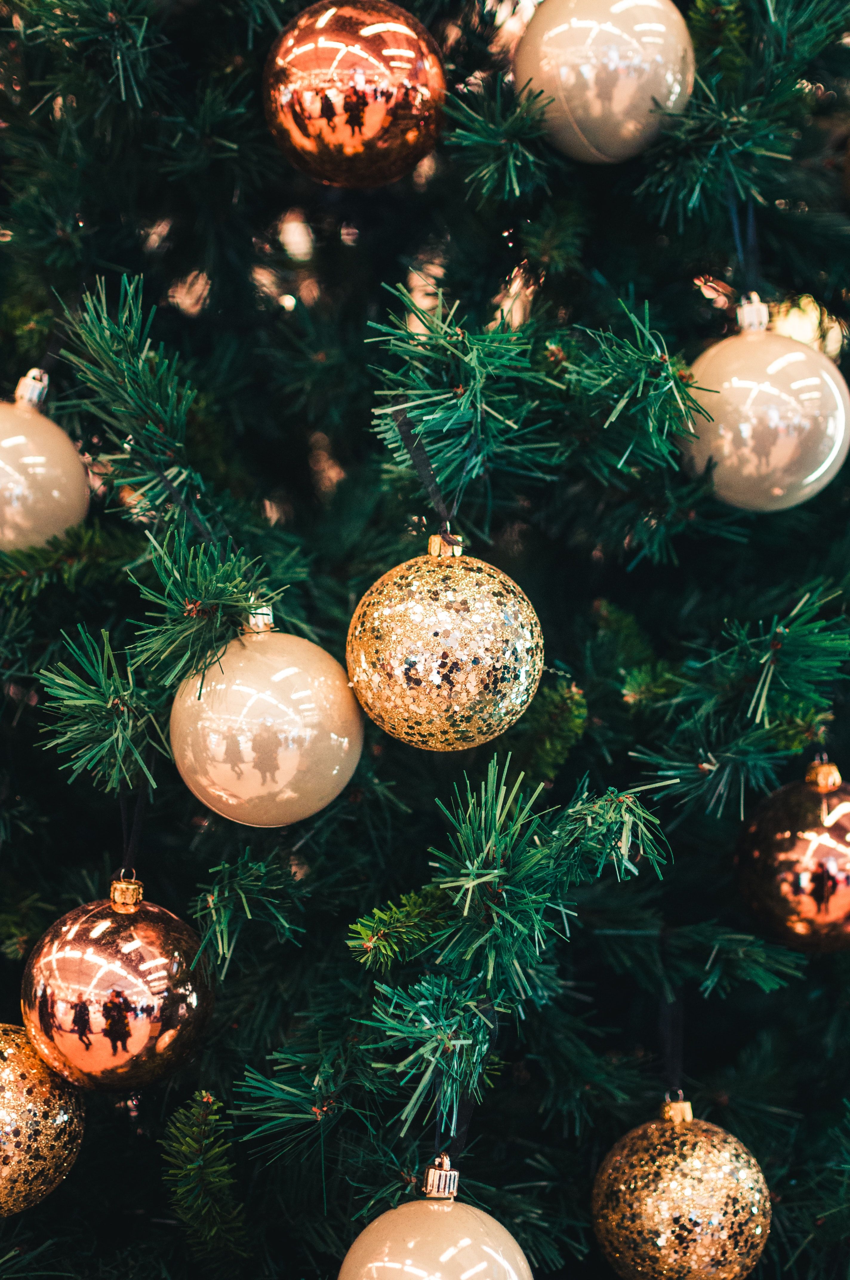 Goldene Kugeln, Roségold, Tannenbaum, Nahaufnahme, Hintergrundbild für iPhone und Android