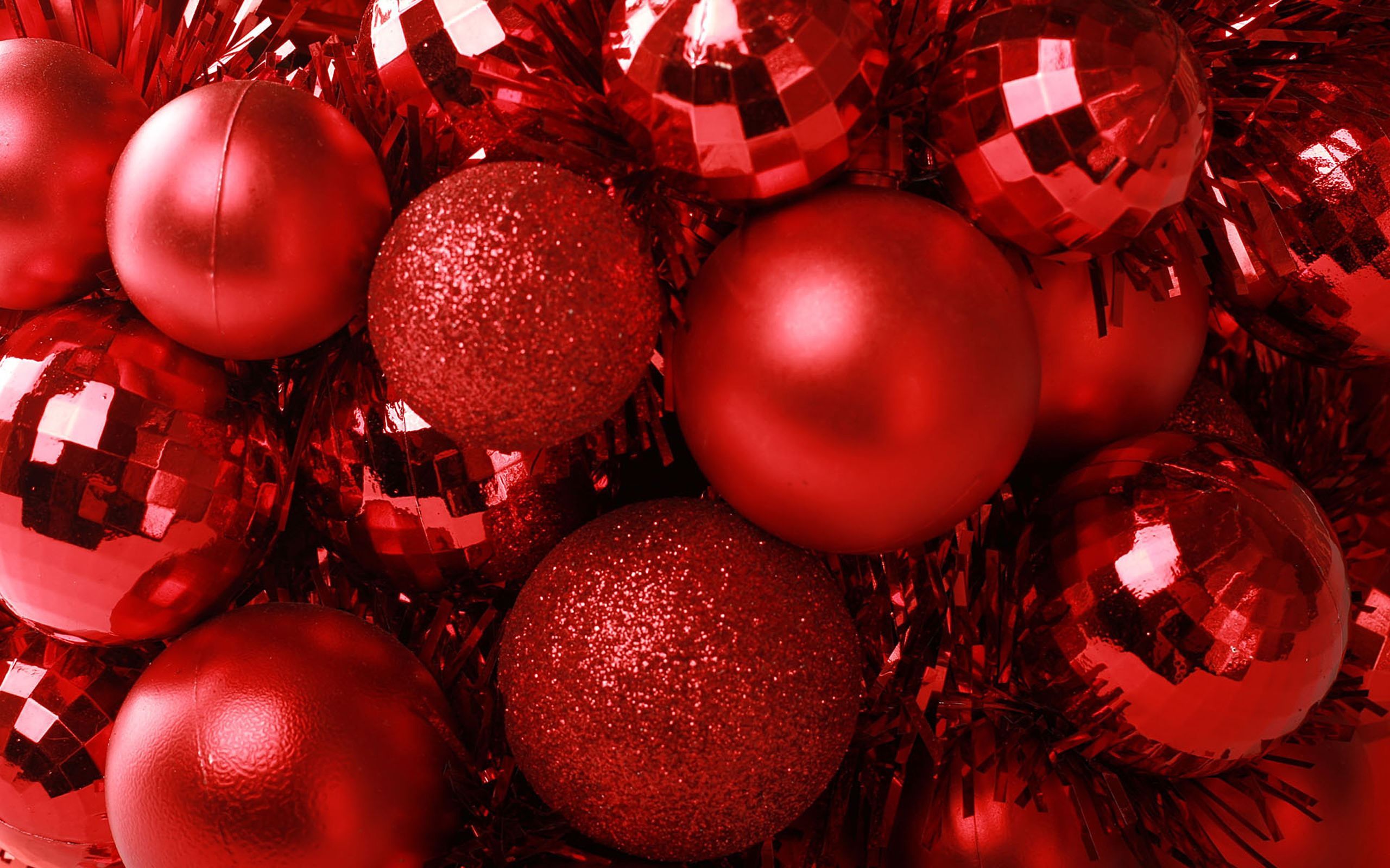 Rote Kugeln, Glitzer, Haufen, Nahaufnahme, Rot, 2K, Desktop-Hintergrund für Windows