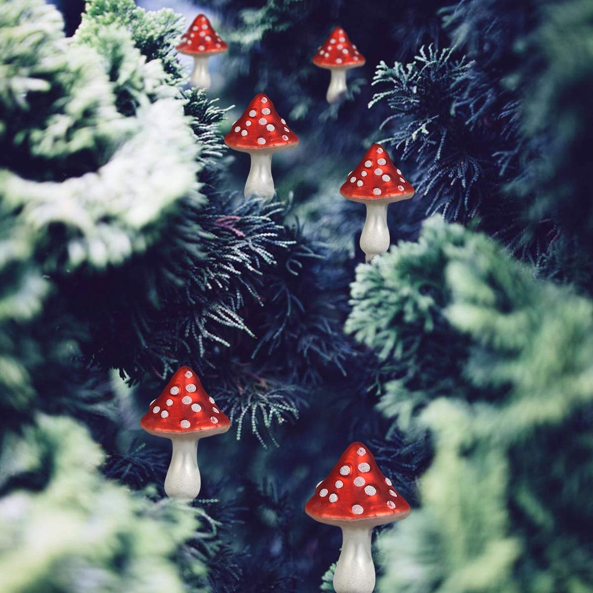 Fliegenpilz-Anhänger, Verschneite Zweige, Tannenbaum, Nahaufnahme, Hintergrundbild fürs Tablet