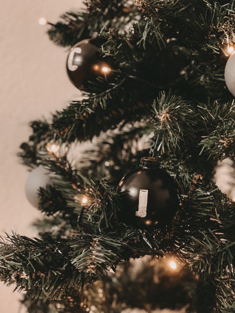 Schwarze Kugeln, Tannenbaum, Lichter, Minimalistisch, Beige Töne, Hintergrundbild fürs iPad