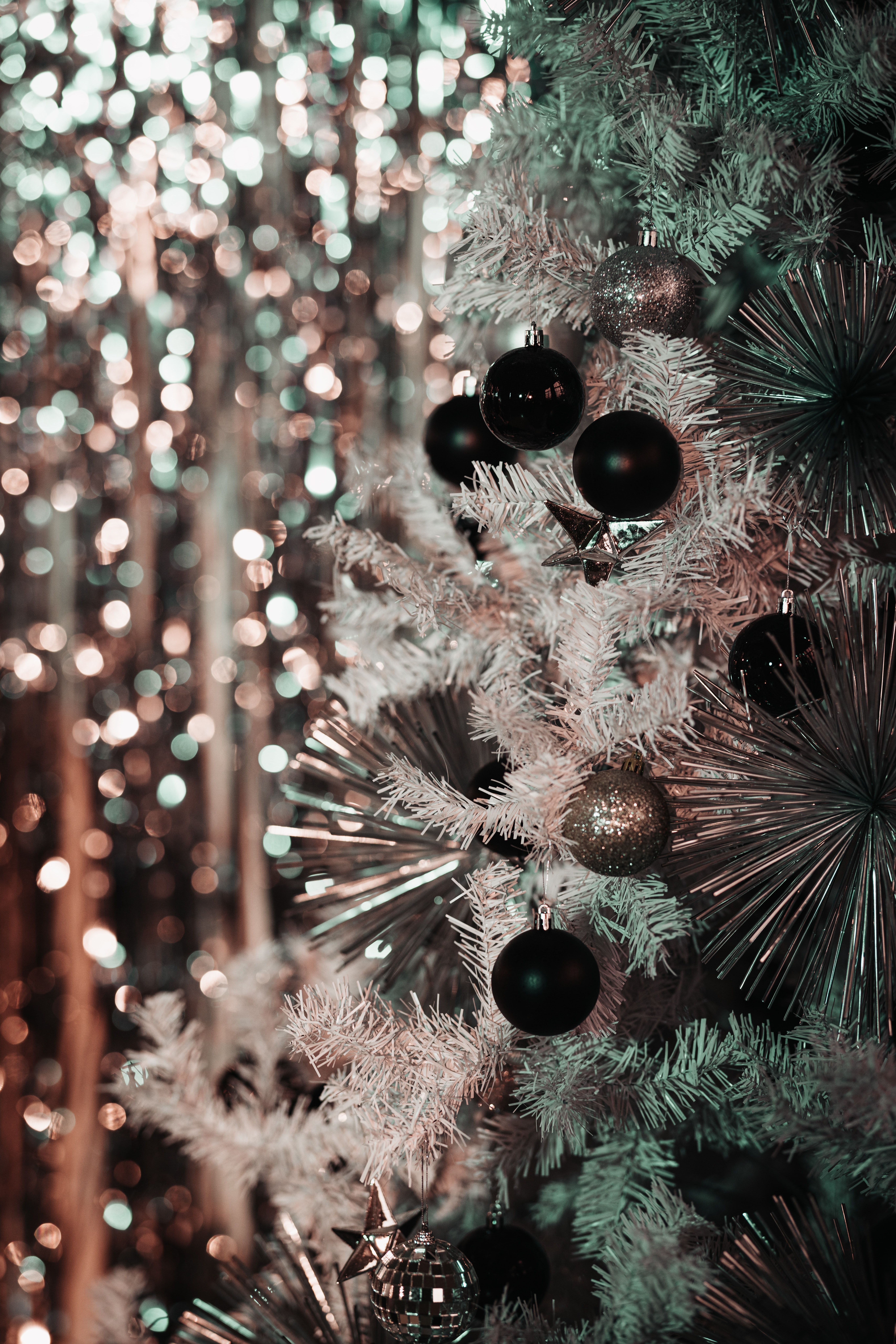 Weiße Kugeln, Lametta, Bokeh, Glitzer, QHD+, Hintergrundbild fürs Tablet