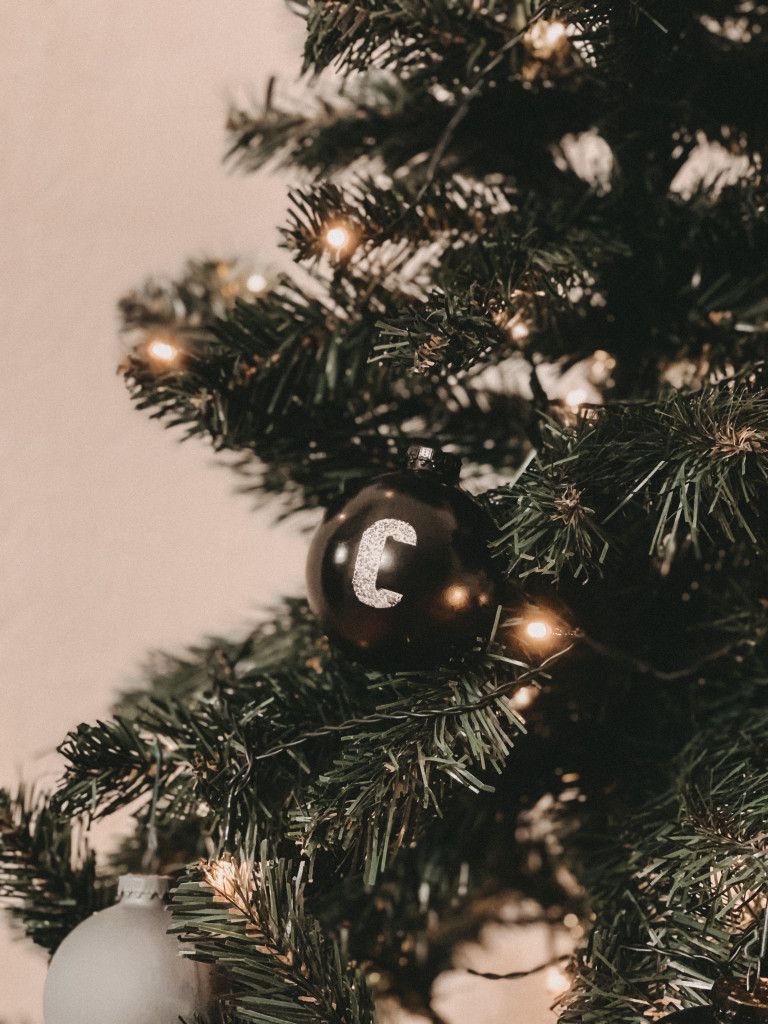 Schwarze Kugel, Tannenzweige, Lichter, Beiger Hintergrund, HD Wallpaper