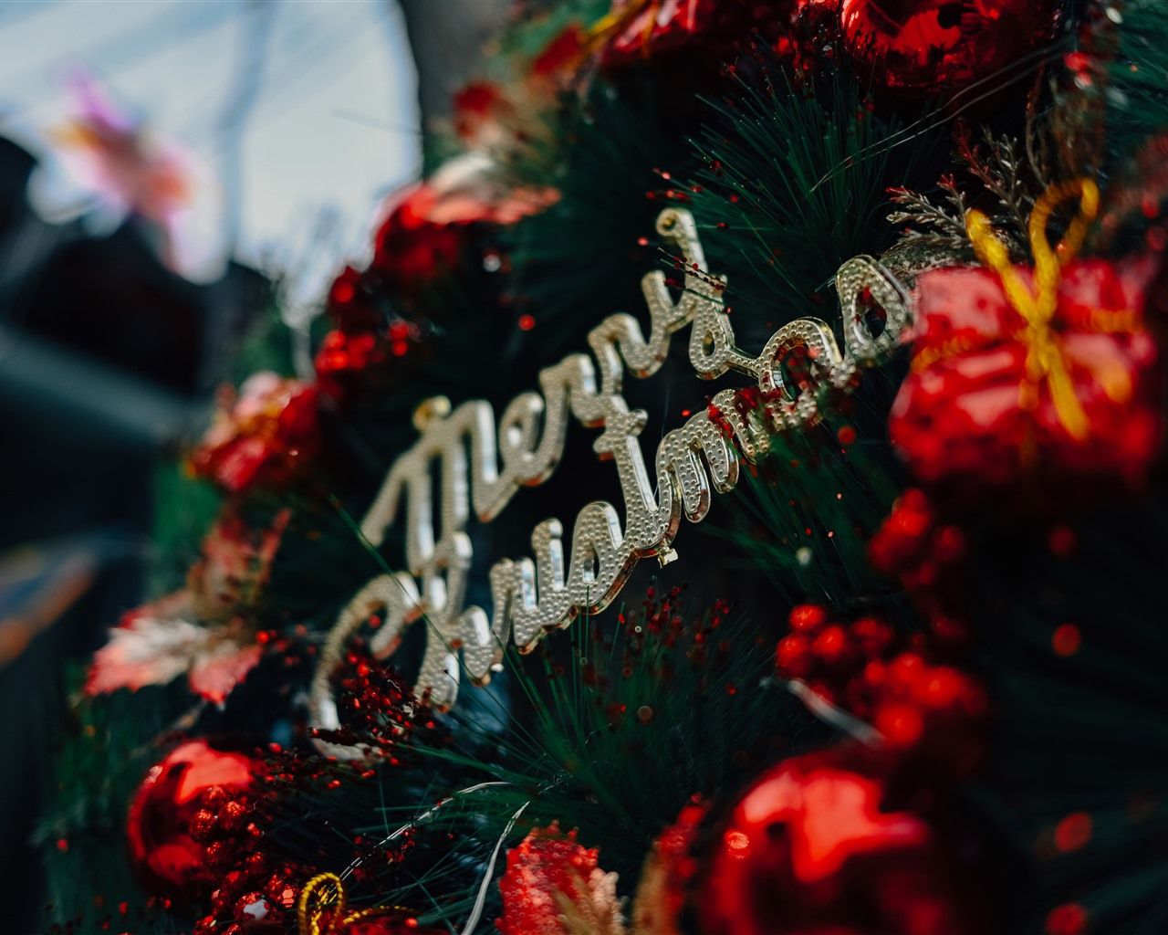 Merry Christmas, Schriftzug, Rote Kugeln, Tannenzweige, Kranz, HD-Hintergrundbild für PC