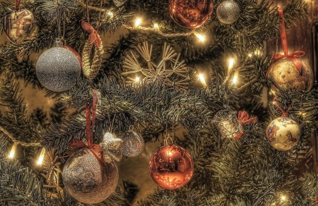 Christbaumkugeln, Lichterketten, Tannenzweige, Goldtöne, Nahaufnahme, HD, Desktop-Hintergrund