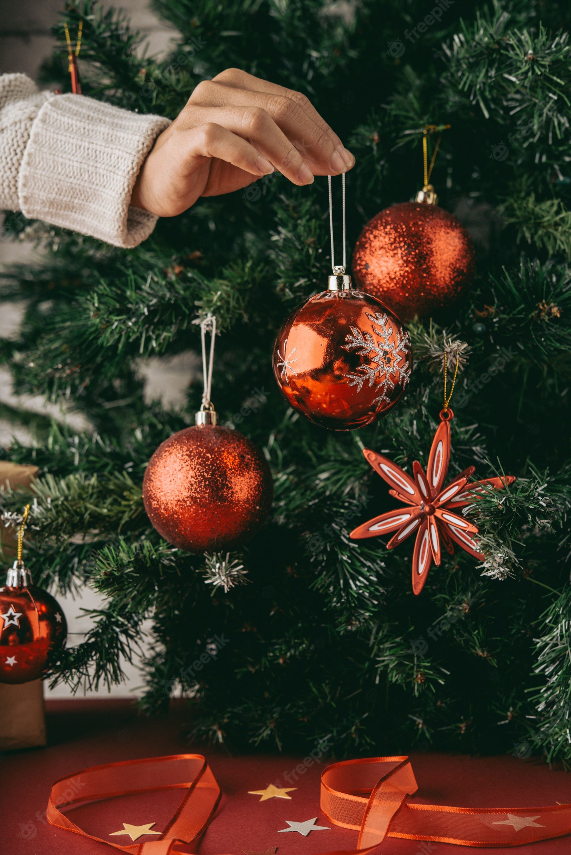 Hand, Rote Kugeln, Stern-Anhänger, Christbaum schmücken, Tannenbaum, QHD+, Tablet-Hintergrund