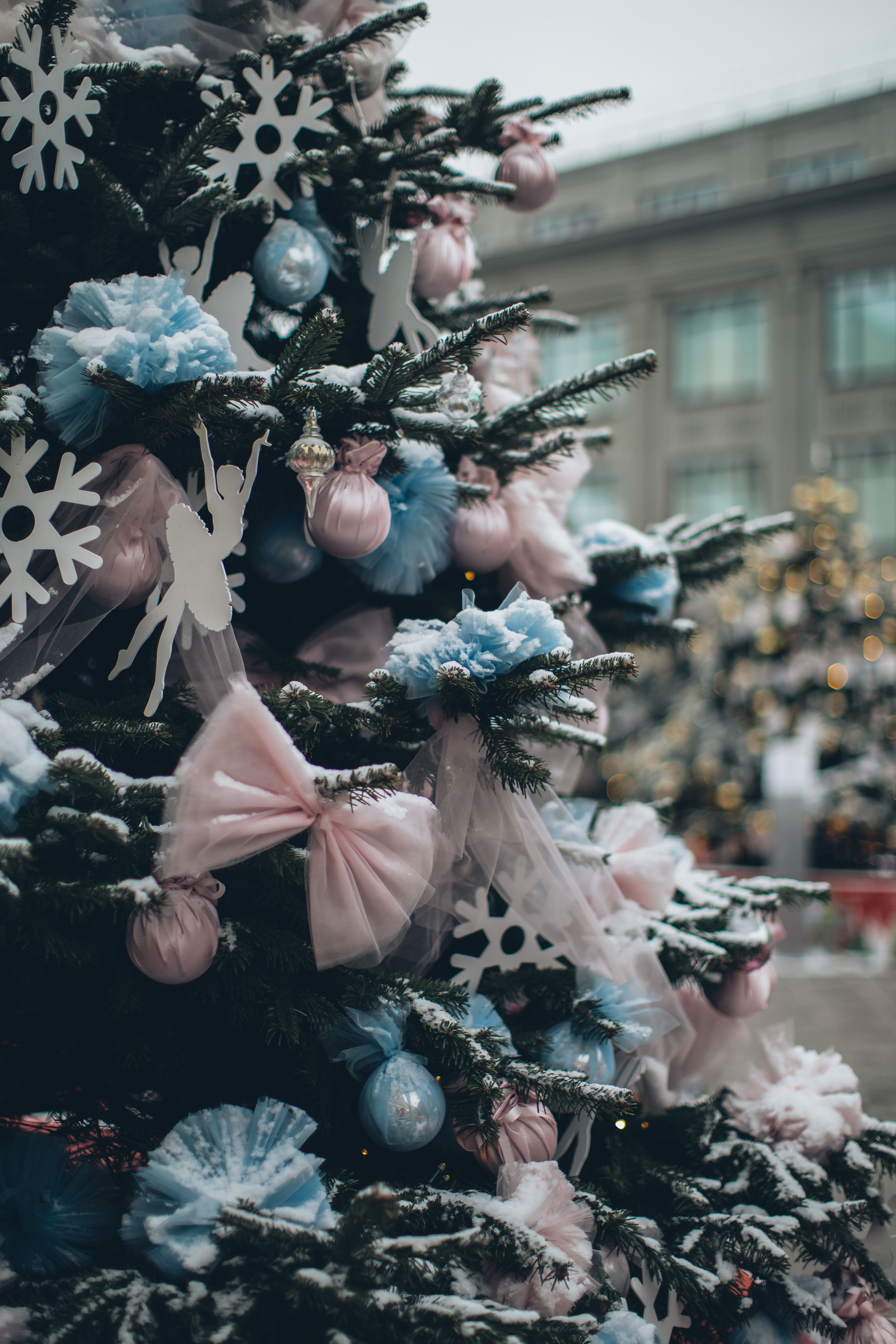 Pastellkugeln, Schleifen, Weihnachtsmarkt, Tannenbaum, Schneeflocken, QHD+, iPad-Hintergrundbild