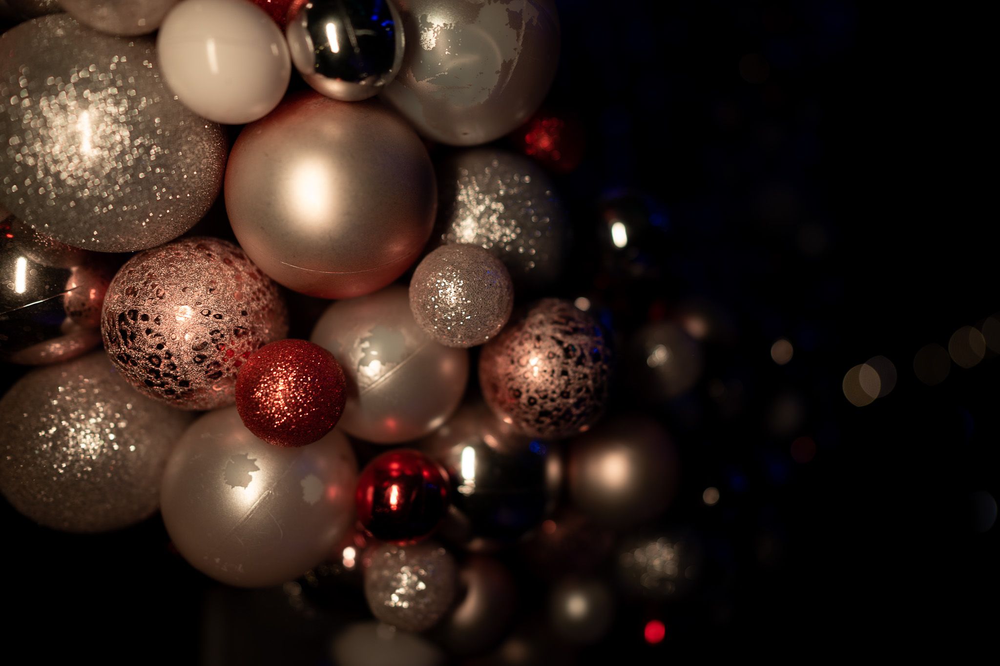 Christbaumkugeln, Silber und Rot, Haufen, Bokeh, Dunkel, Full HD, Laptop-Hintergrundbild