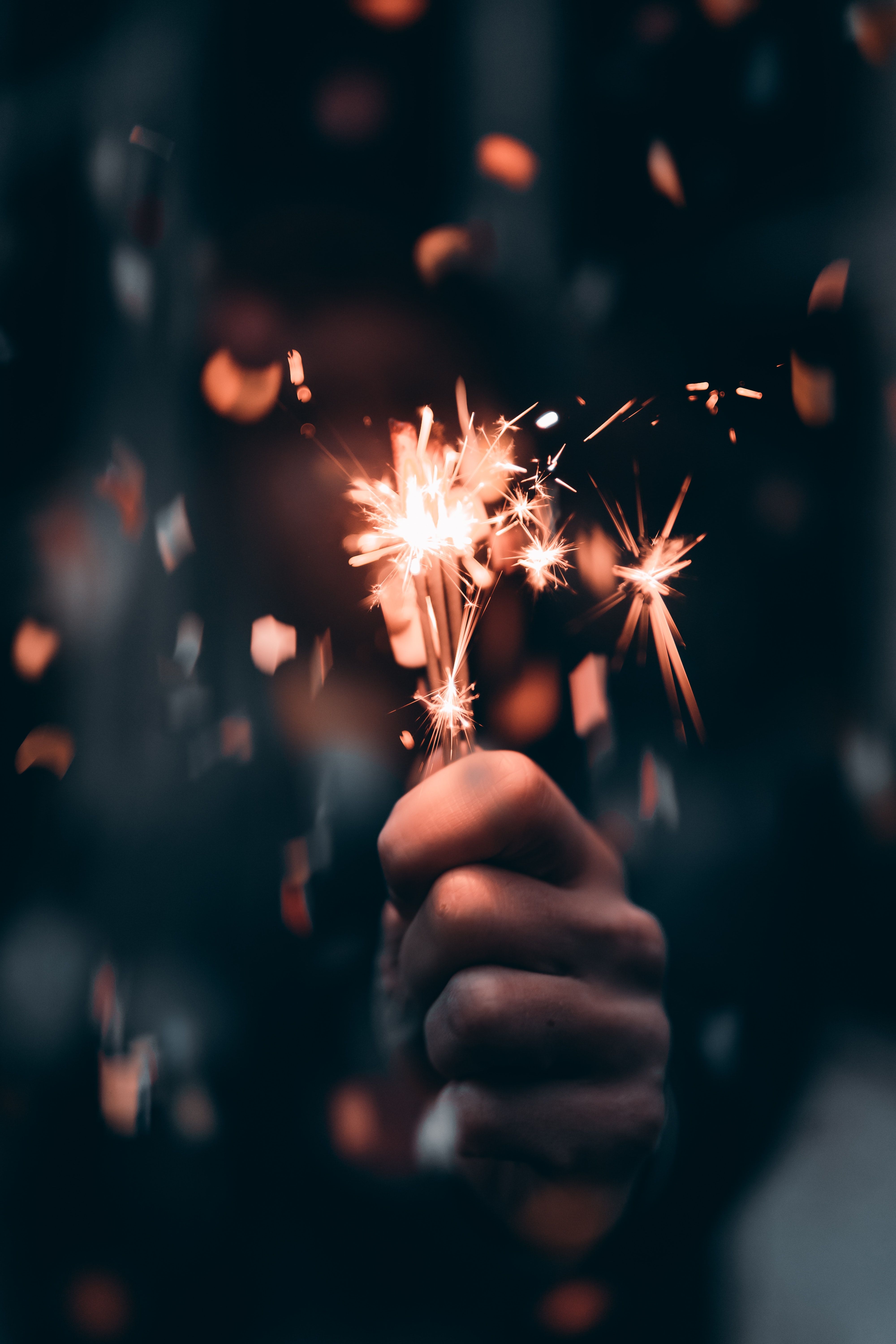 Hand, Funken, Bokeh, Nacht, Warmes Licht, QHD+, Handy-Hintergrund im Hochformat