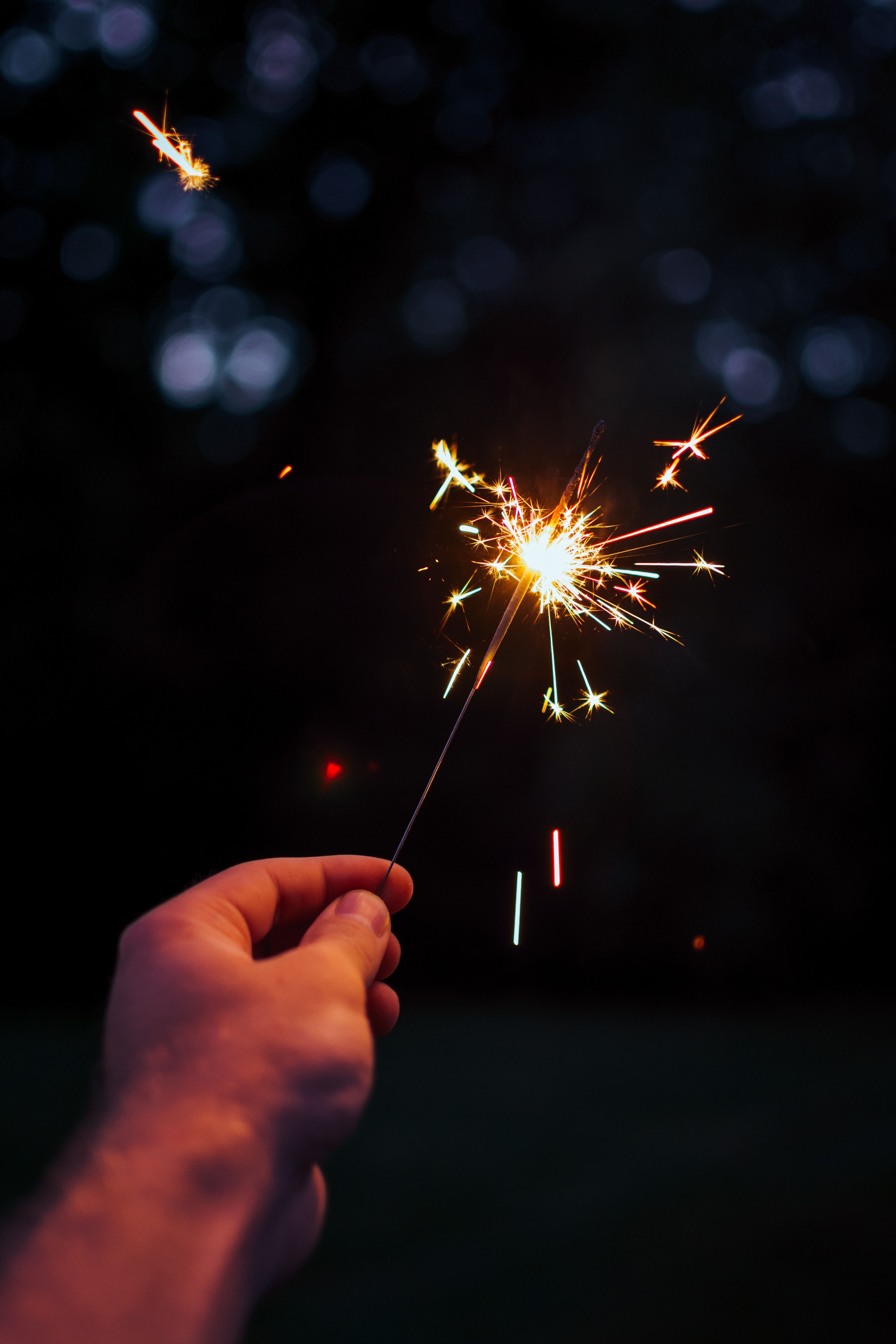 Hand, Sternspritzer, Nacht, Bokeh, Dunkelblau, QHD+, Sperrbildschirm fürs iPhone