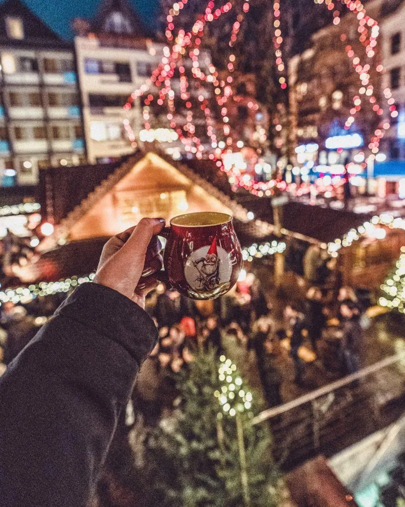 Weihnachtsmarkt, Glühweintasse, Lichterketten, Köln, Festlich, Hintergrundbild fürs Tablet