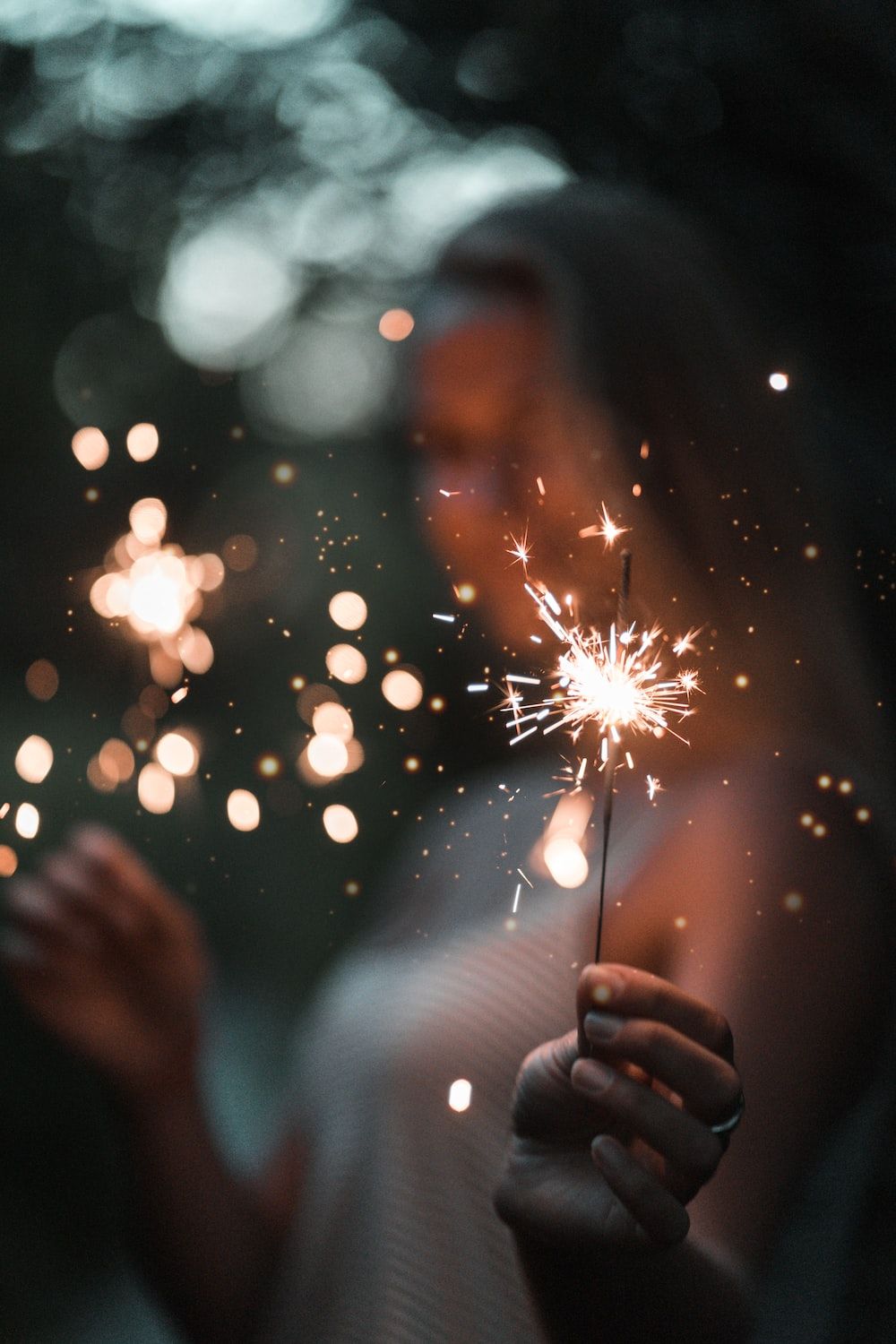 Frau, Wunderkerze, Bokeh, Nacht, Unscharf, Hochformat, Hintergrundbild fürs Smartphone