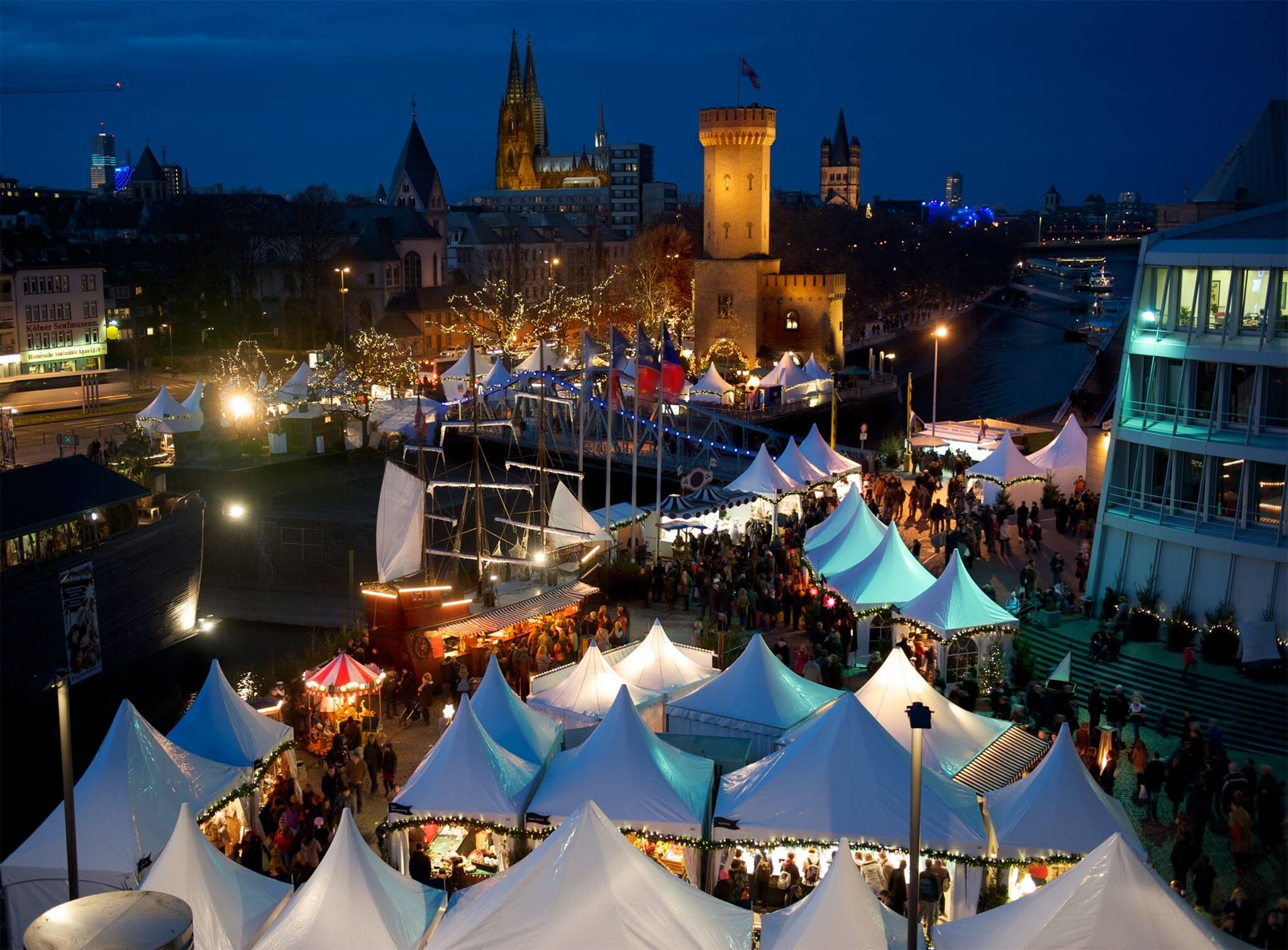Weihnachtsmarkt, Köln, Weiße Zelte, Rheinufer, Blaue Stunde, Full-HD-Hintergrundbild für PC
