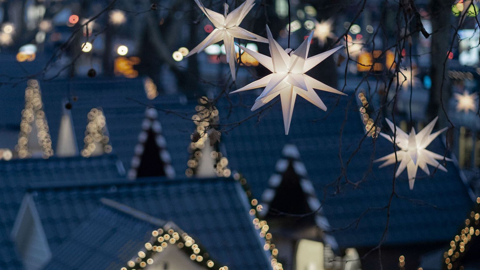 Weihnachtssterne, Herrnhuter Sterne, Weihnachtsmarkt, Hüttendächer, Lichter, HD-Hintergrund