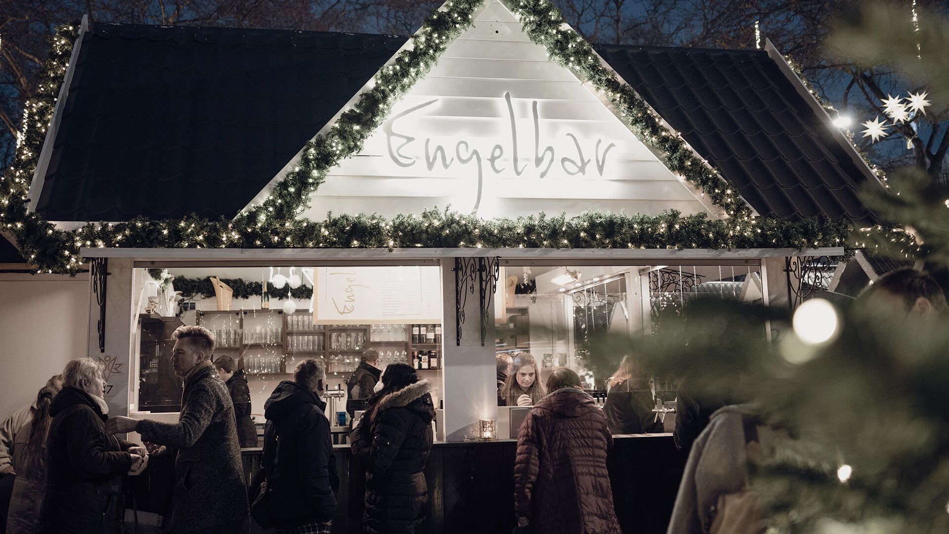 Engelbar, Weihnachtsmarkt, Glühweinstand, Besucher, Tannengirlande, Full HD, Breitbild-Hintergrundbild