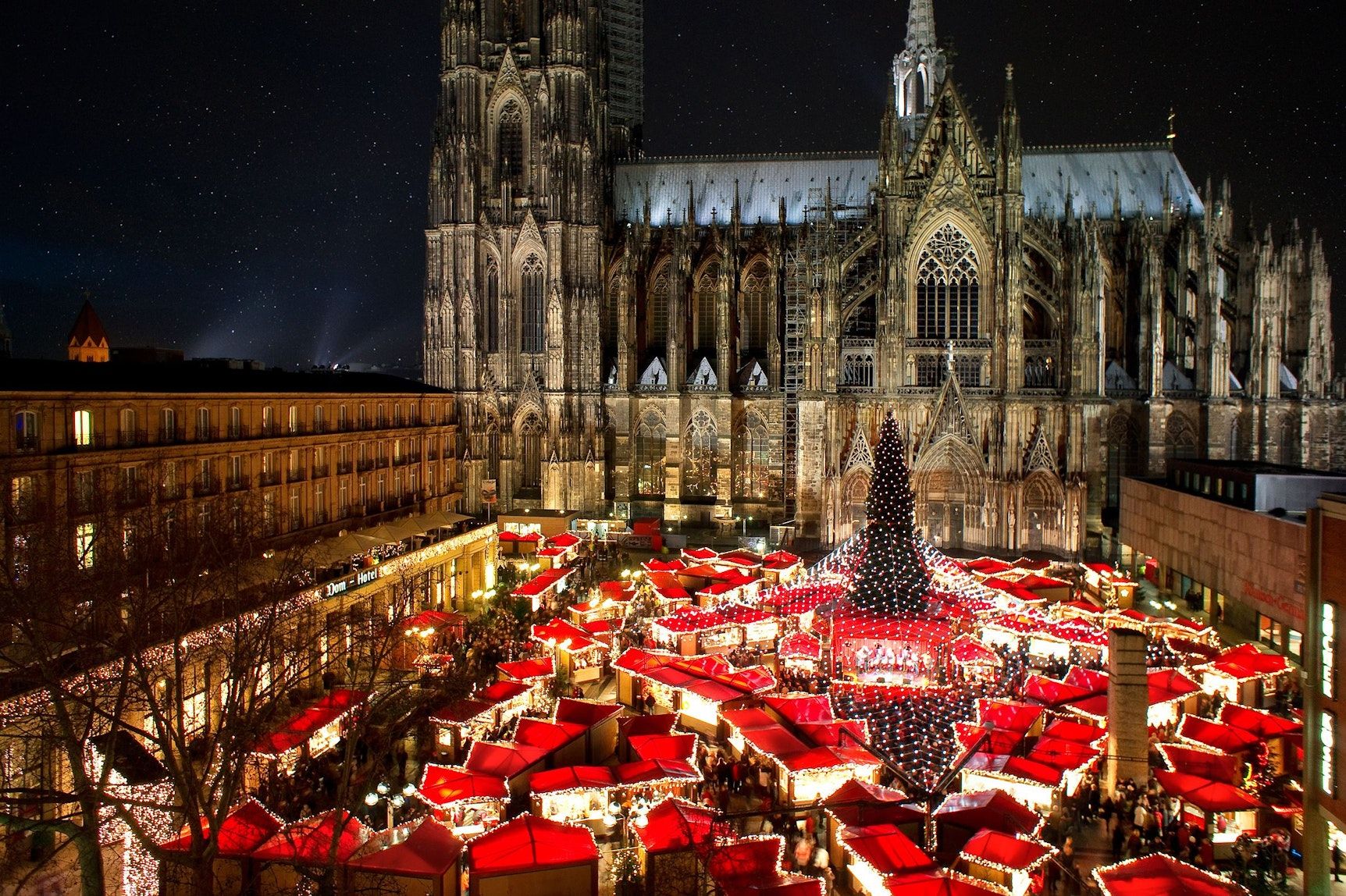 Kölner Dom, Weihnachtsmarkt am Kölner Dom, Roncalliplatz, Weihnachtsbaum, Rote Dächer, Nacht, HD-Hintergrundbild