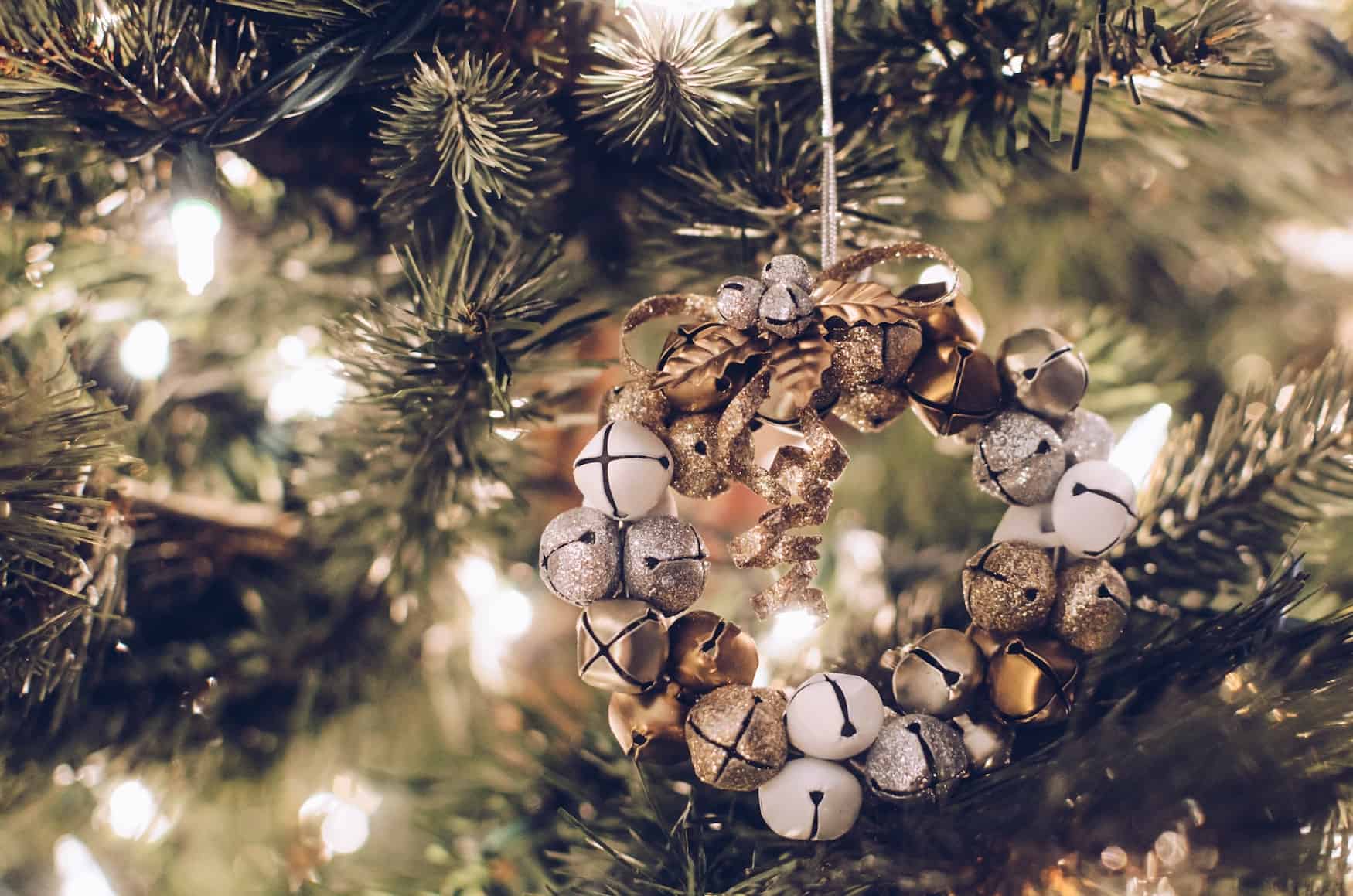 Weihnachtskranz, Glöckchen, Tannenzweige, Lichterketten, Bokeh, HD, PC-Hintergrundbild