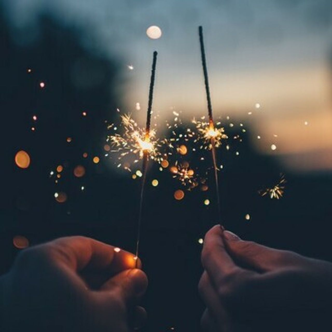 Zwei Wunderkerzen, Hände, Dämmerung, Bokeh, Funken, Hintergrundbild für iPad und Tablet
