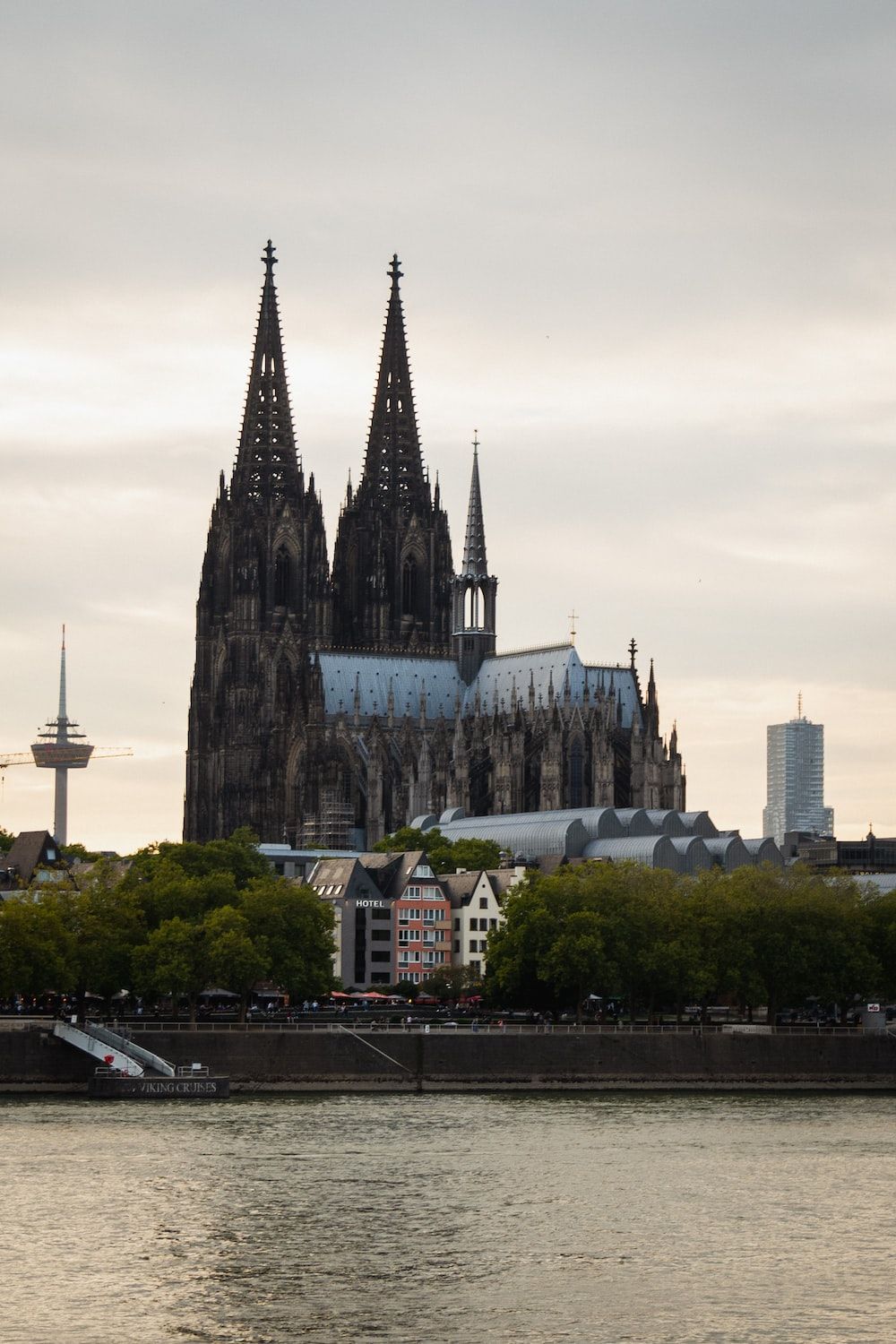 Kölner Dom, Colonius, Rhein, Köln, Bewölkter Himmel, Hochformat, Hintergrundbild fürs Smartphone