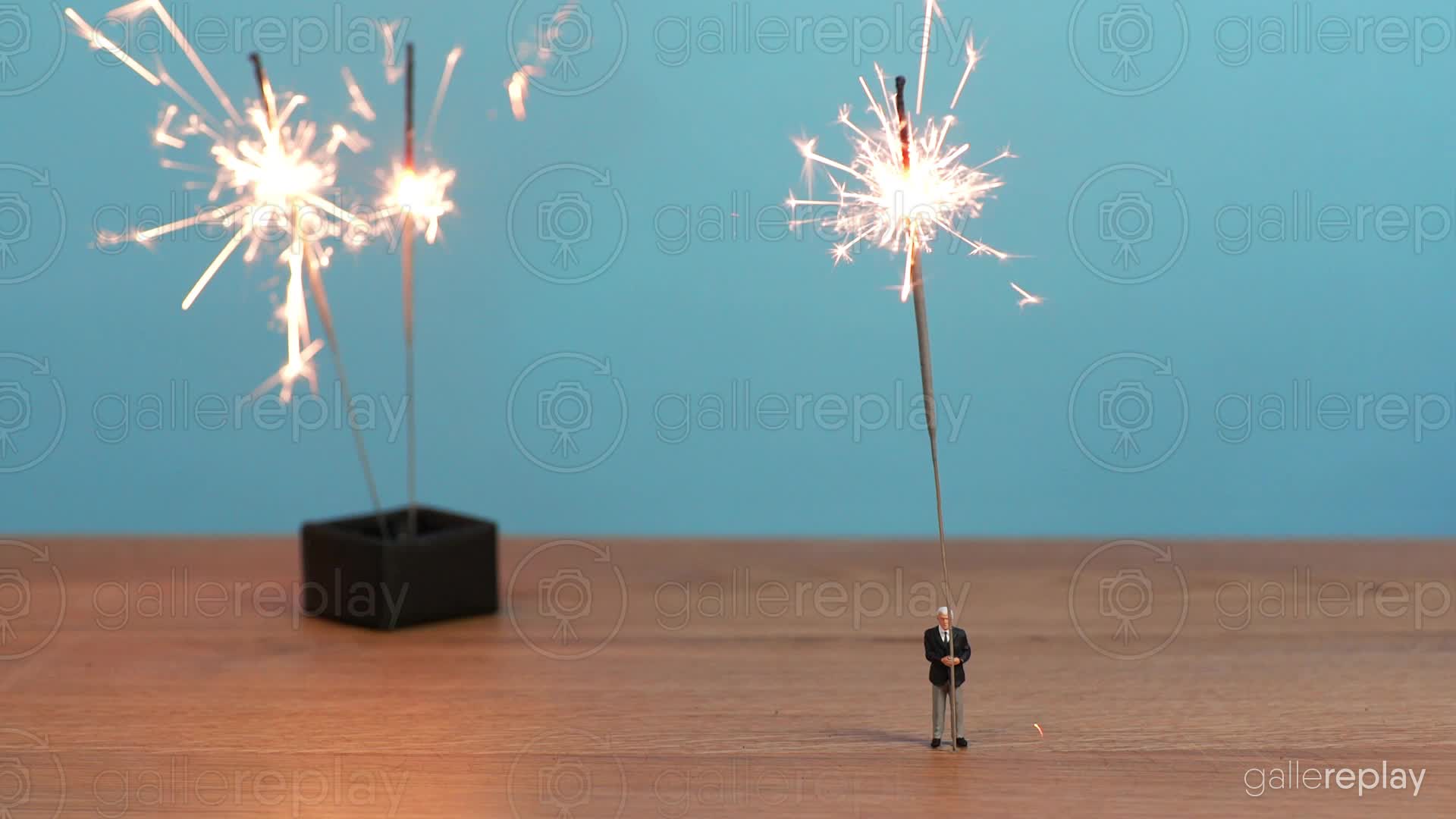 Wunderkerzen, Miniaturfigur, Holztisch, Blauer Hintergrund, Kreativ, Full HD Wallpaper