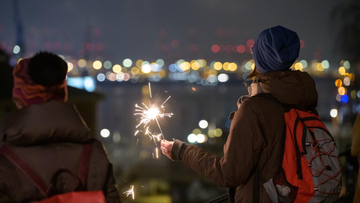 Paar, Wunderkerze, Stadtlichter, Bokeh, Winterkleidung, Nacht, Hintergrundbild