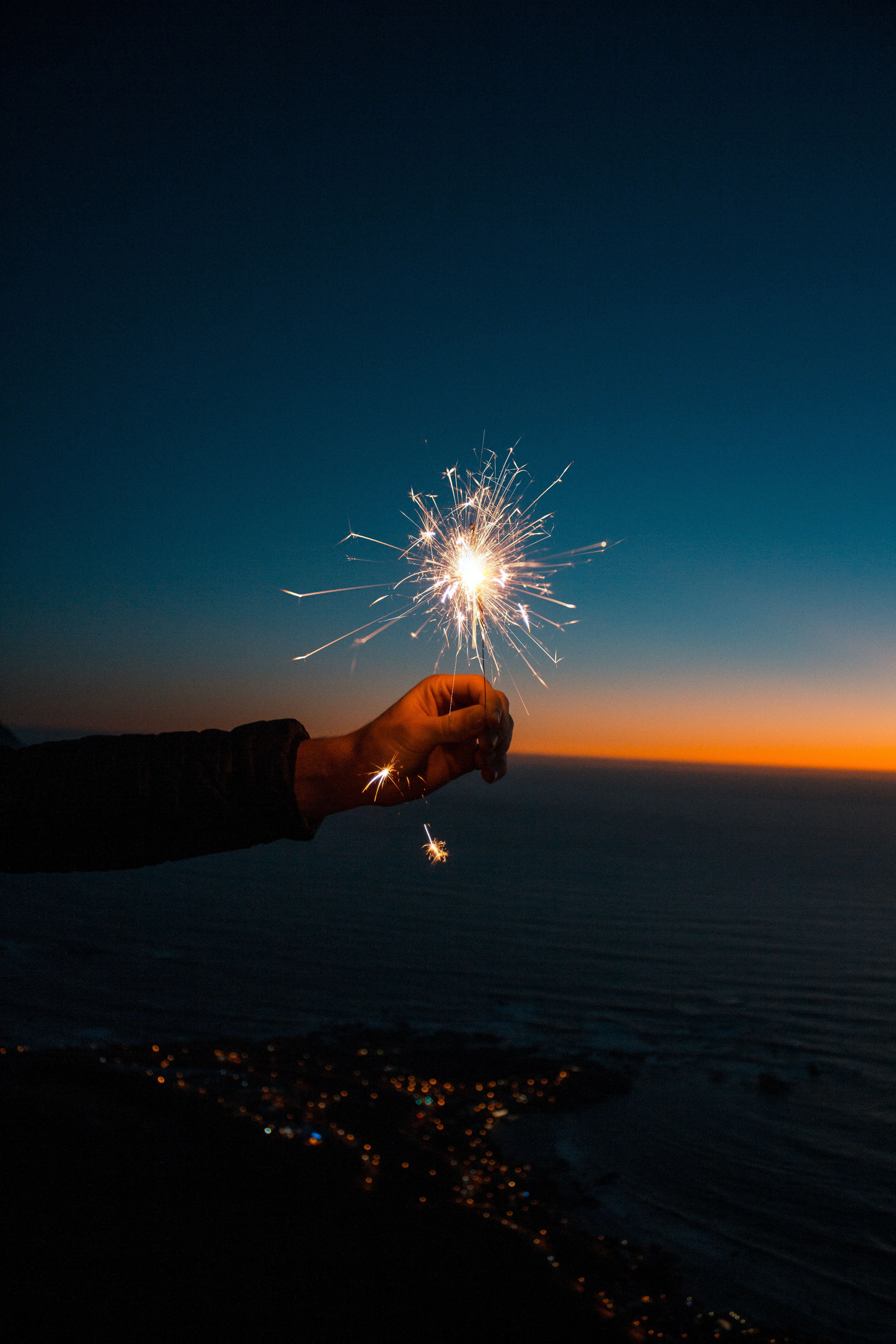 Hand, Sternspritzer, Sonnenuntergang, Meer, Silhouette, QHD+, Handy-Hintergrund im Hochformat