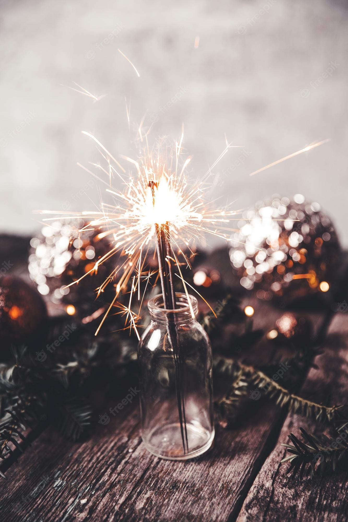 Wunderkerze, Glasflasche, Holztisch, Weihnachtskugeln, Rustikal, Hintergrundbild fürs Handy