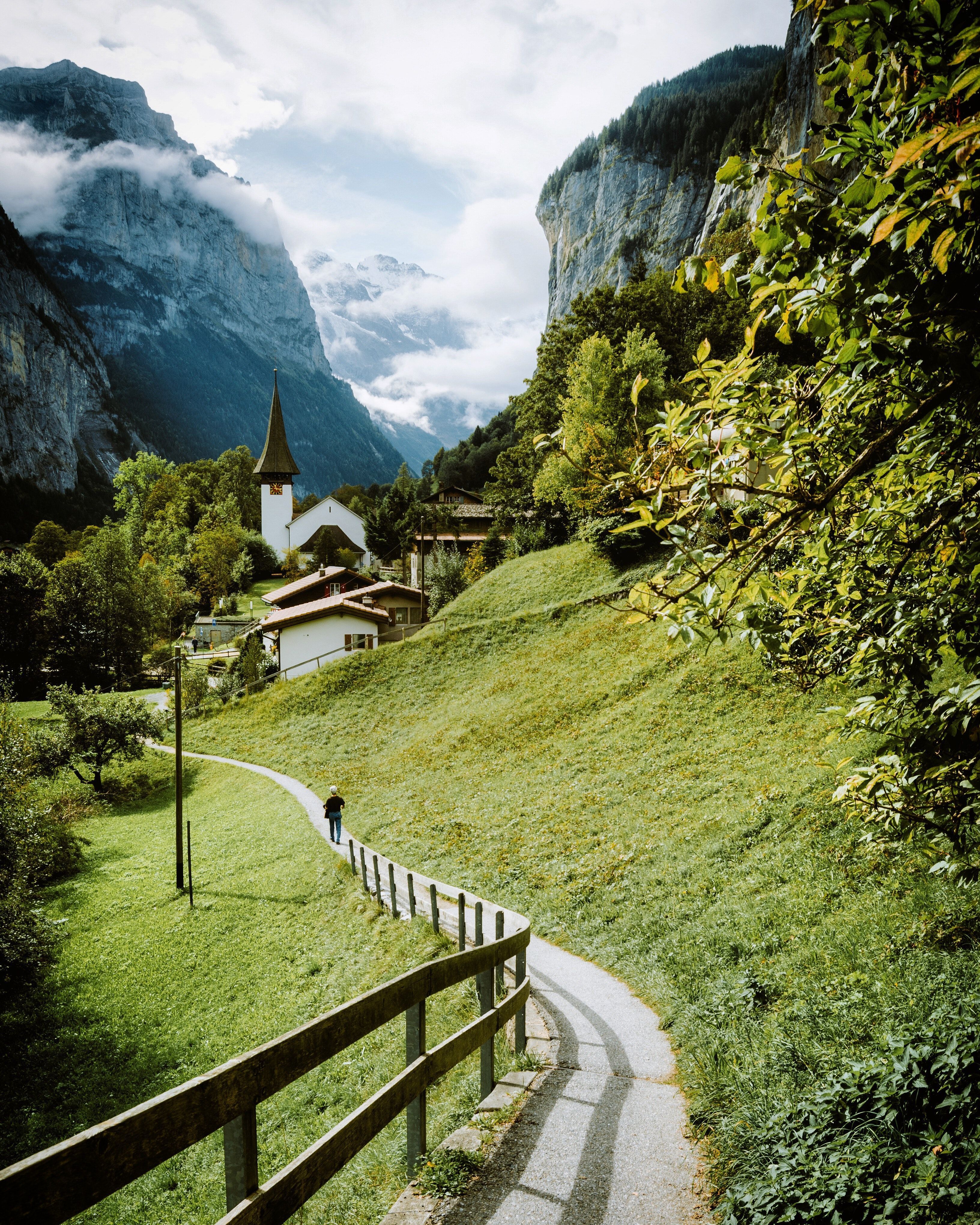 Wanderweg, Bergtal, Kapelle, Alpen, Grüne Wiese, Hintergrundbild für iPad und Tablet