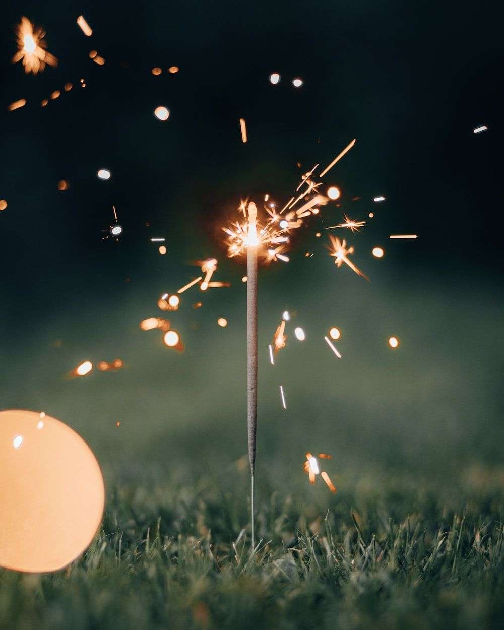 Funken, Wiese, Bokeh, Abend, Grüne Töne, HD, Hintergrundbild fürs Tablet