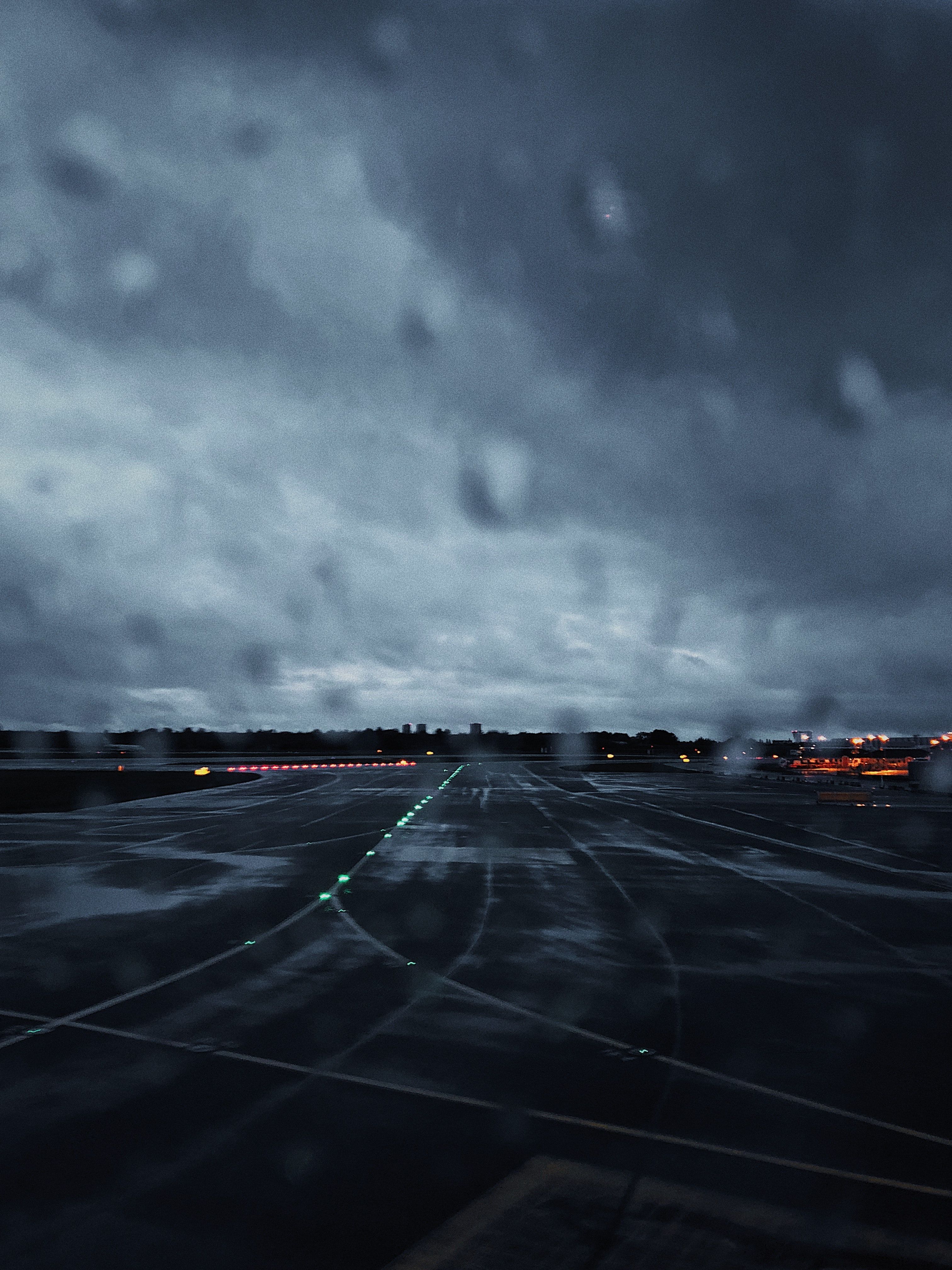 Regentropfen, Fensterscheibe, Gewitterwolken, Straße, Graublau, QHD+, iPad-Hintergrundbild