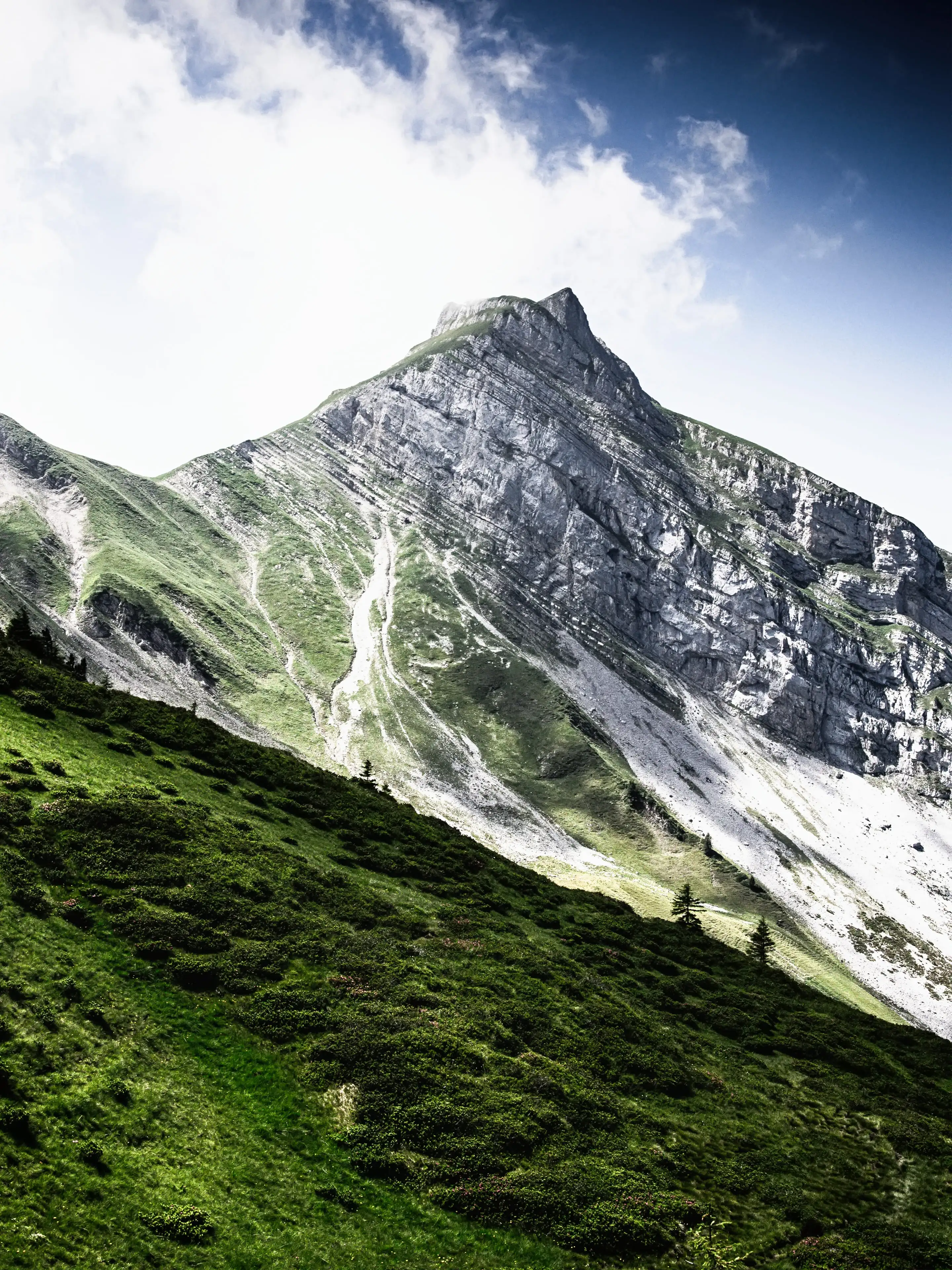 Berggipfel, Alpen, Grüner Hang, Wolken, QHD+, Hintergrundbild fürs Tablet