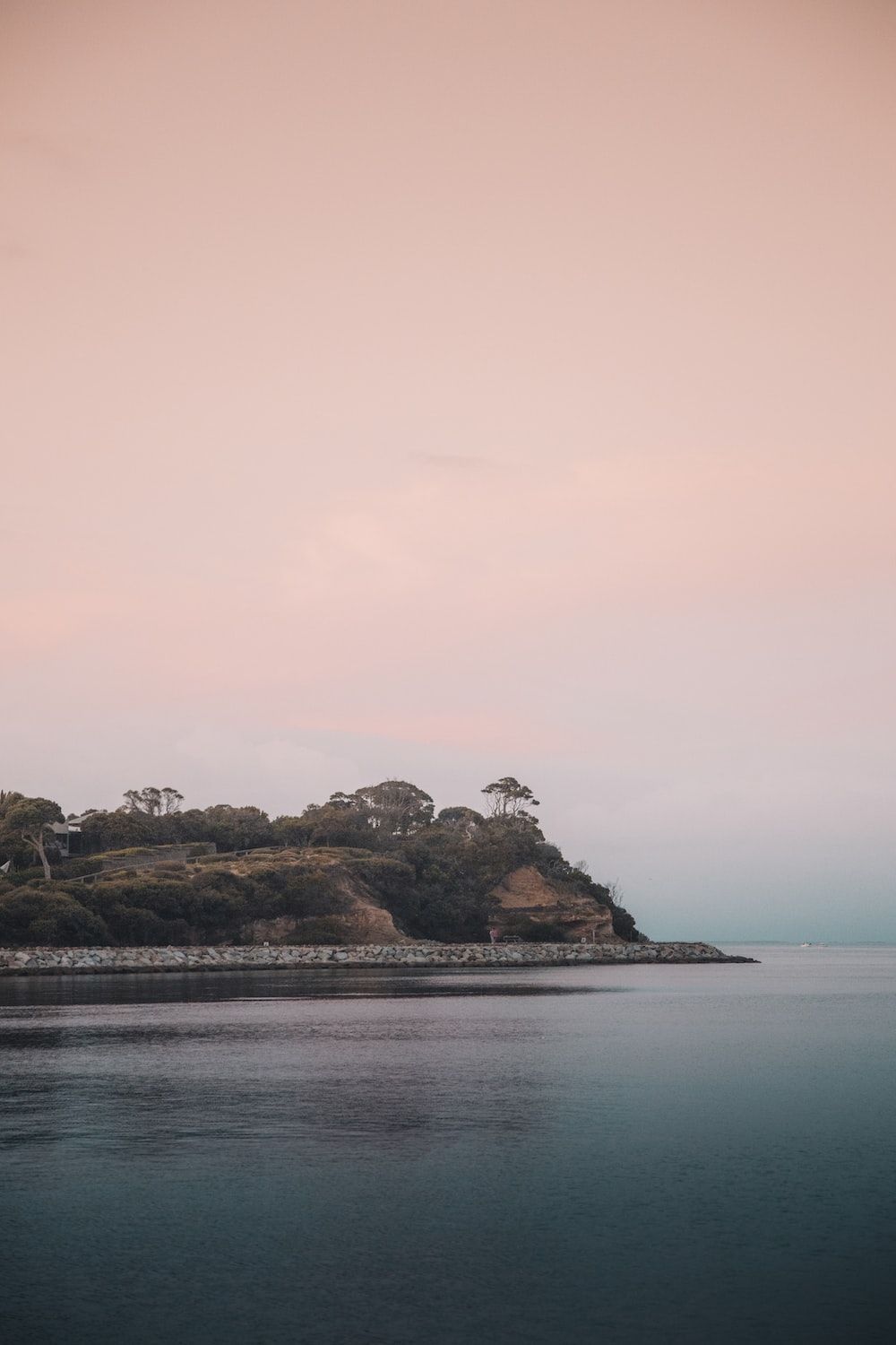 Insel, Nebel, Ruhiges Wasser, Dämmerung, Minimalistisch, Hintergrundbild fürs Handy