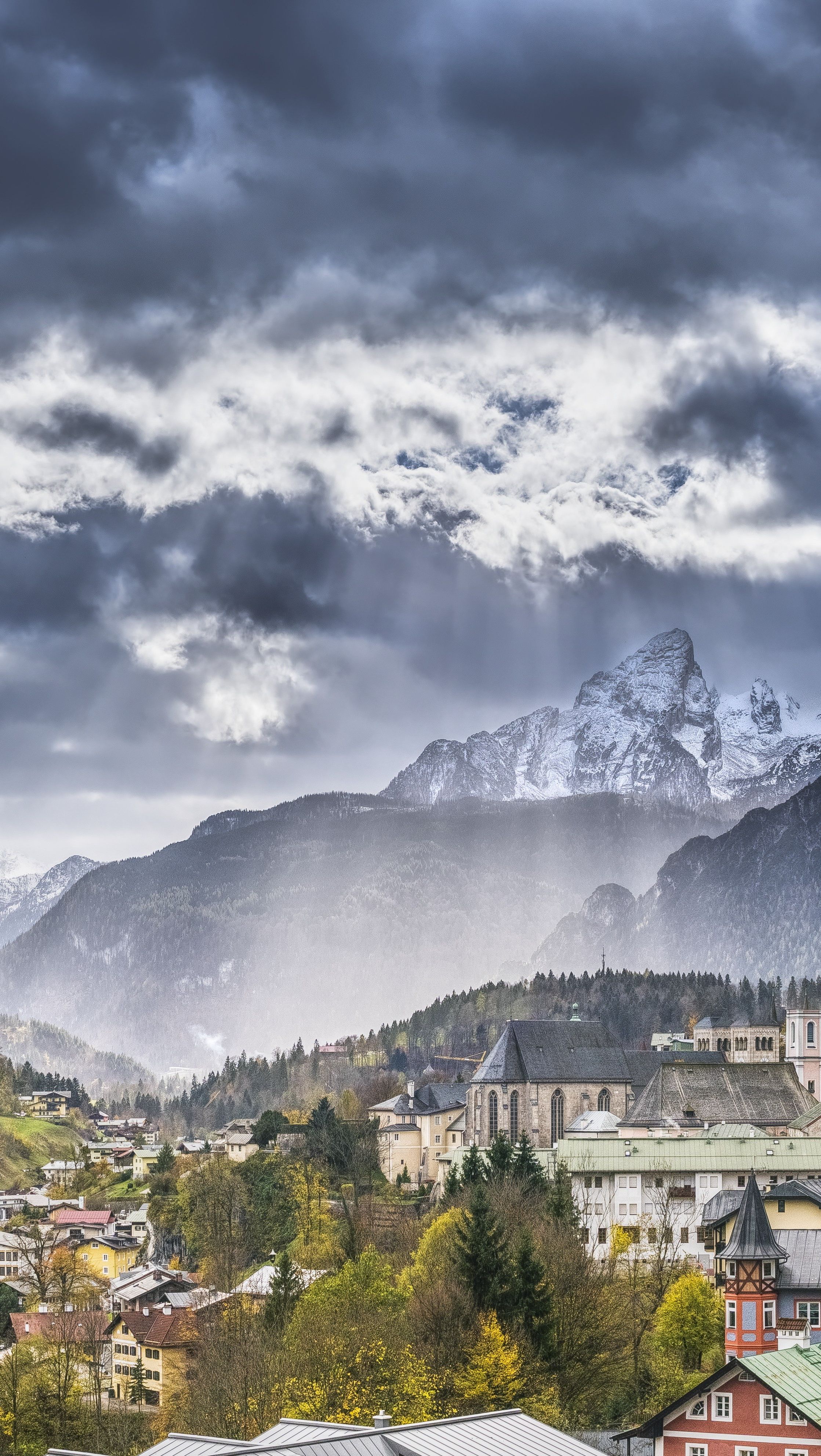 Bergdorf, Wolken, Alpen, Schwarz-Weiß-Stimmung, QHD+, Handy-Hintergrund im Hochformat
