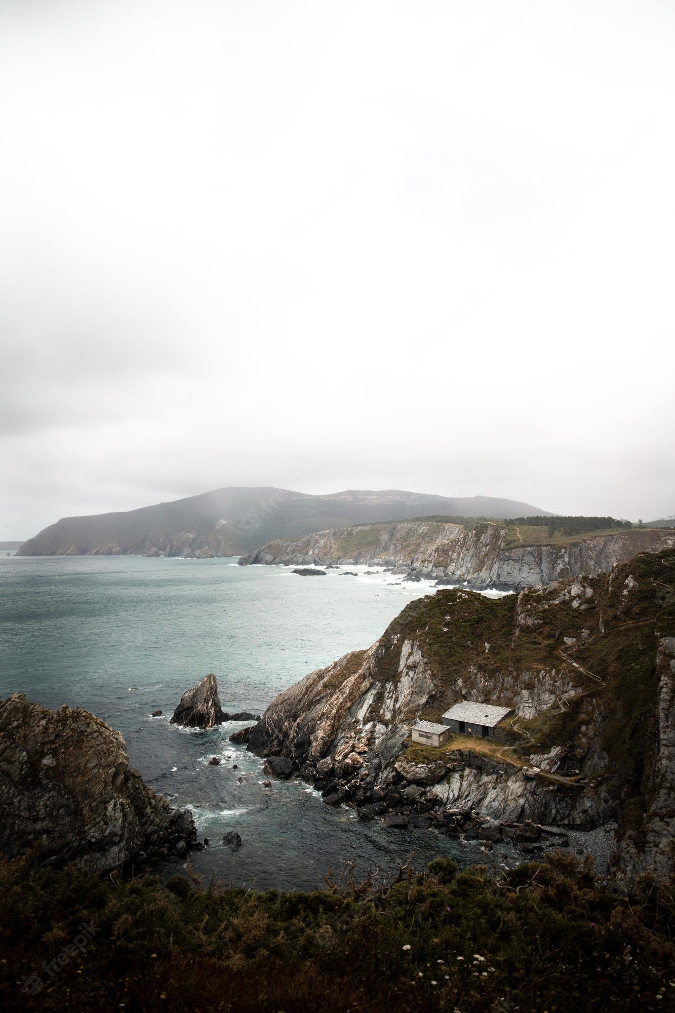 Felsküste, Klippen, Meer, Insel, Bewölkter Himmel, Full HD, Handy-Hintergrund im Hochformat