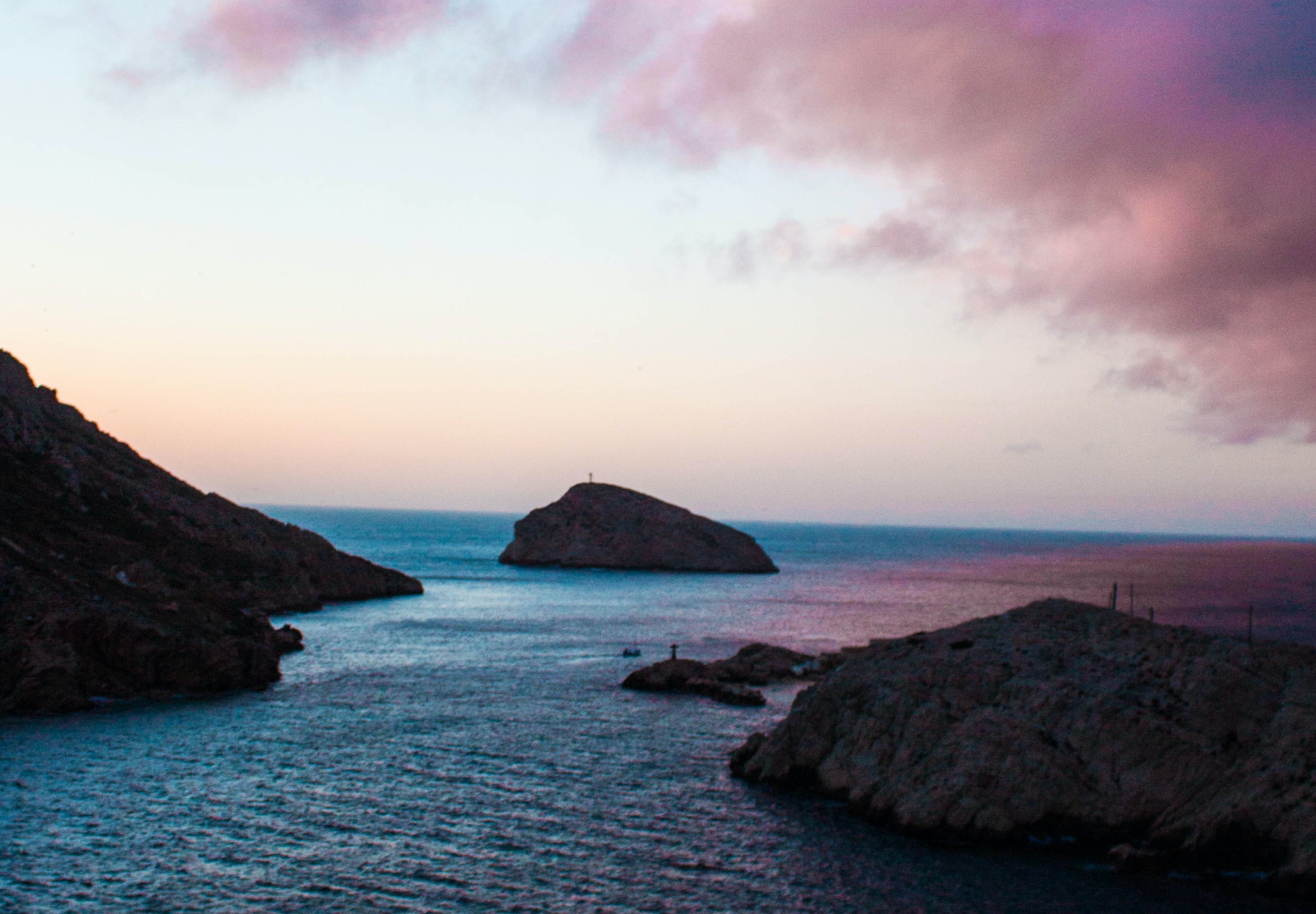 Felseninsel, Bucht, Meer, Klippen, Abendhimmel, 2K, Hintergrund für den Desktop