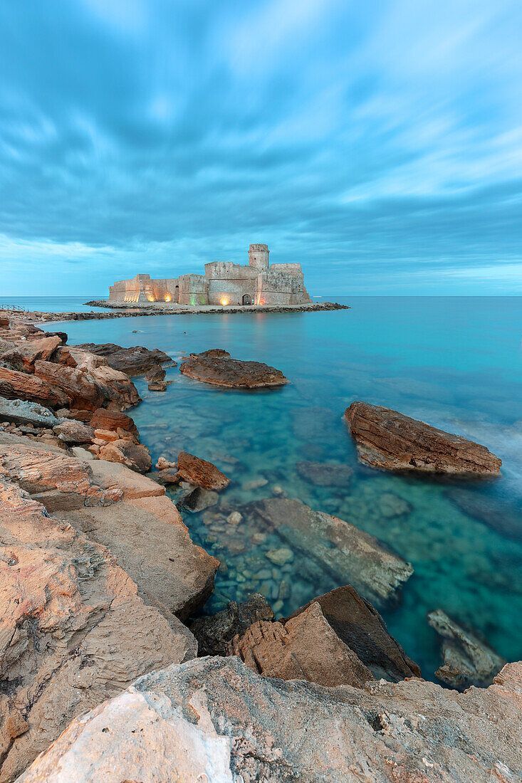 Festung, Felsenküste, Klares Wasser, Meer, Wolken, Hochformat, Hintergrundbild fürs Smartphone