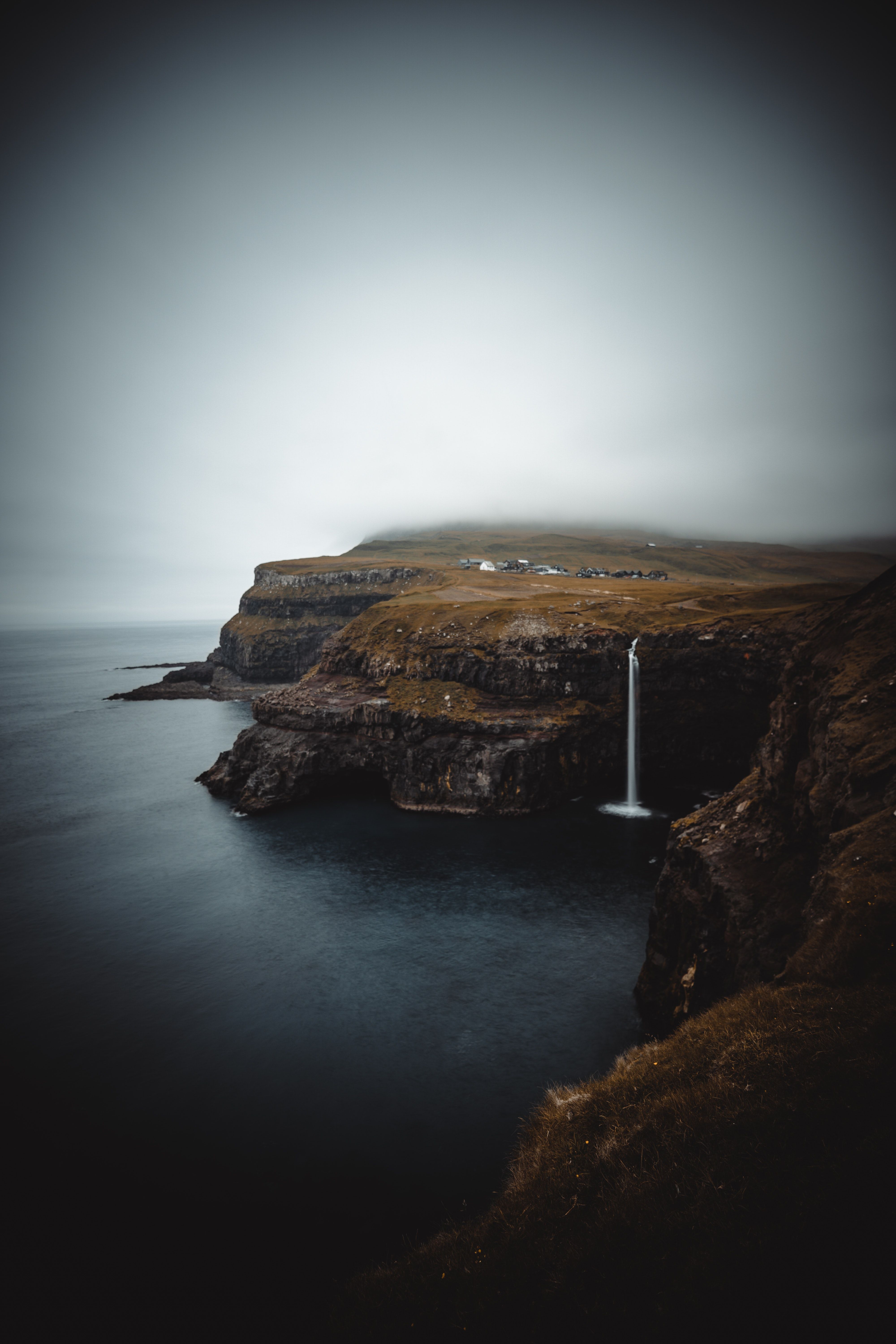 Klippen, Wasserfall, Küste, Nebel, Dunkle Stimmung, QHD+, Hintergrundbild fürs Handy