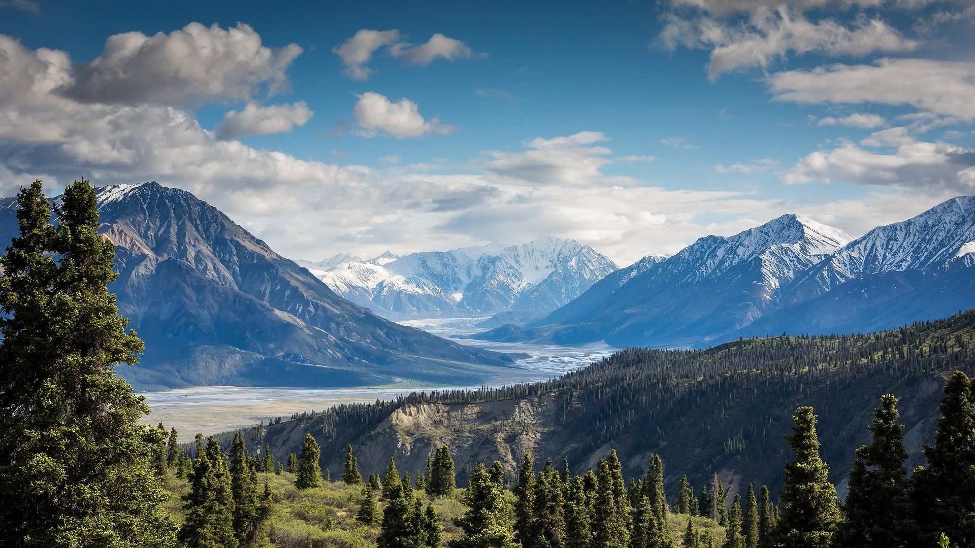 Gebirgstal, Nadelwald, Schneegipfel, Wolken, Weitblick, 1920x1080, Full-HD-Hintergrundbild für PC