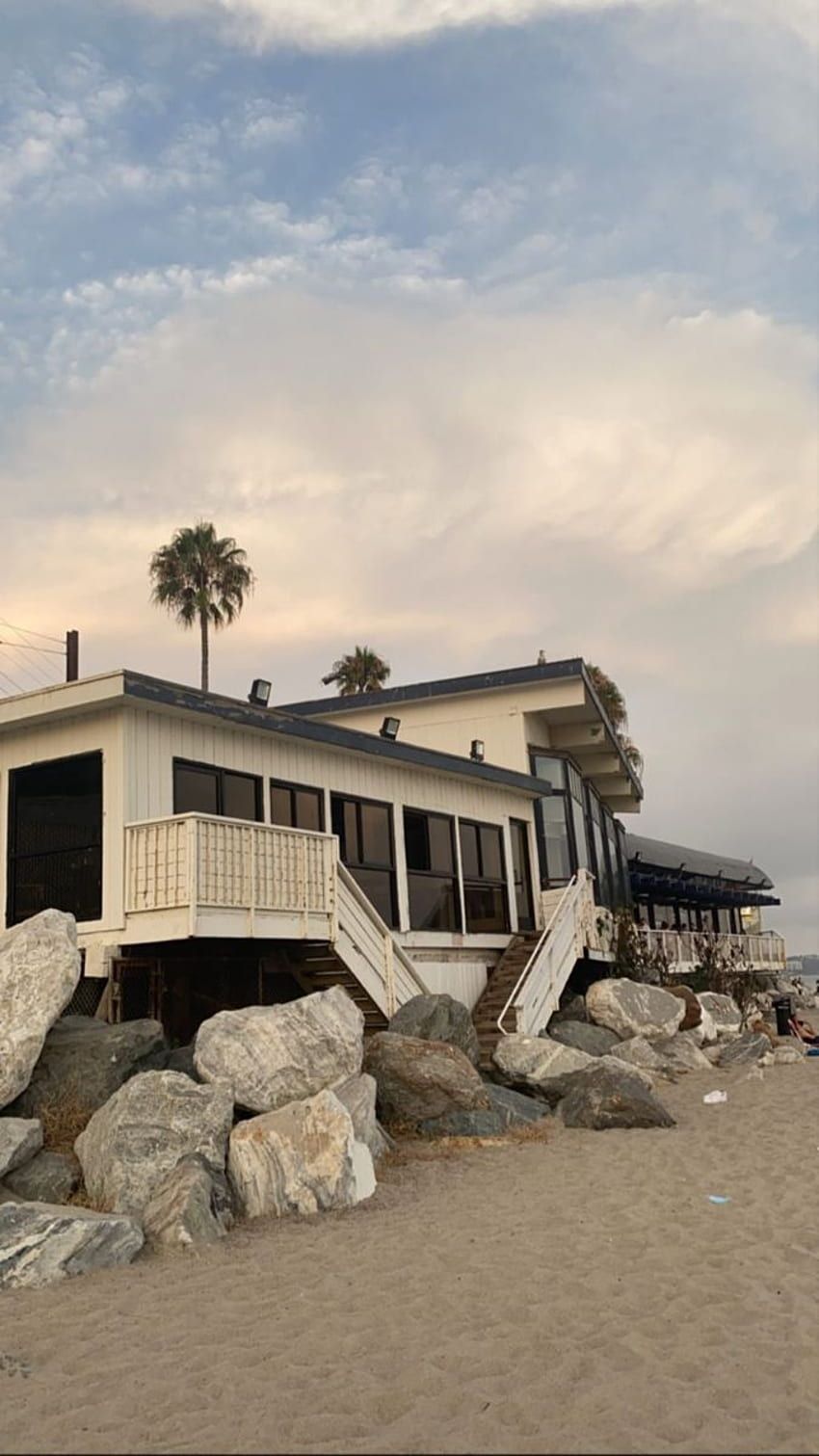 Strandhaus, Felsen, Strand, Palme, Wolken, Hochformat, Hintergrundbild fürs Smartphone