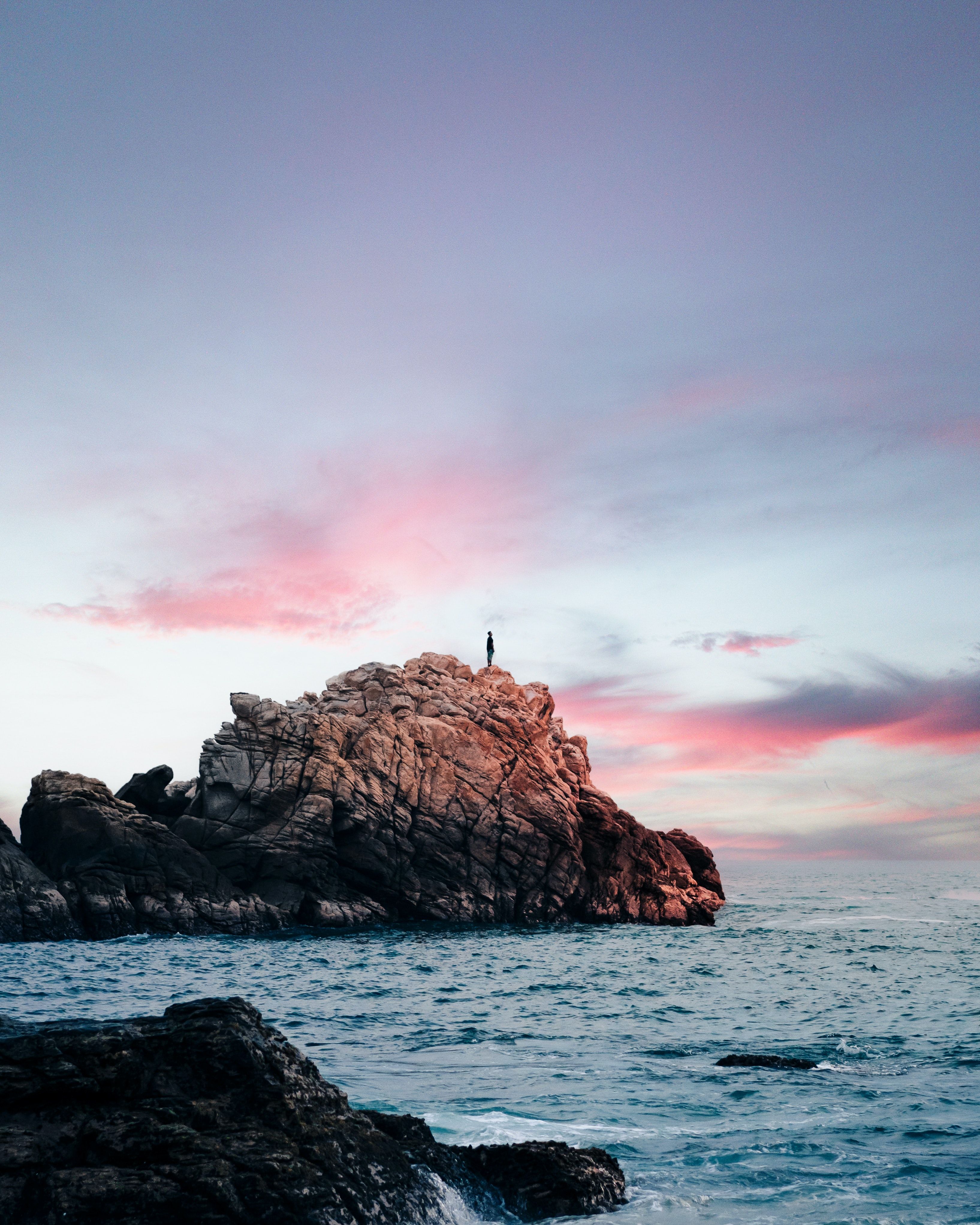 Leuchtturm, Felseninsel, Meer, Rosa Wolken, Dämmerung, QHD+, Hintergrundbild fürs Tablet