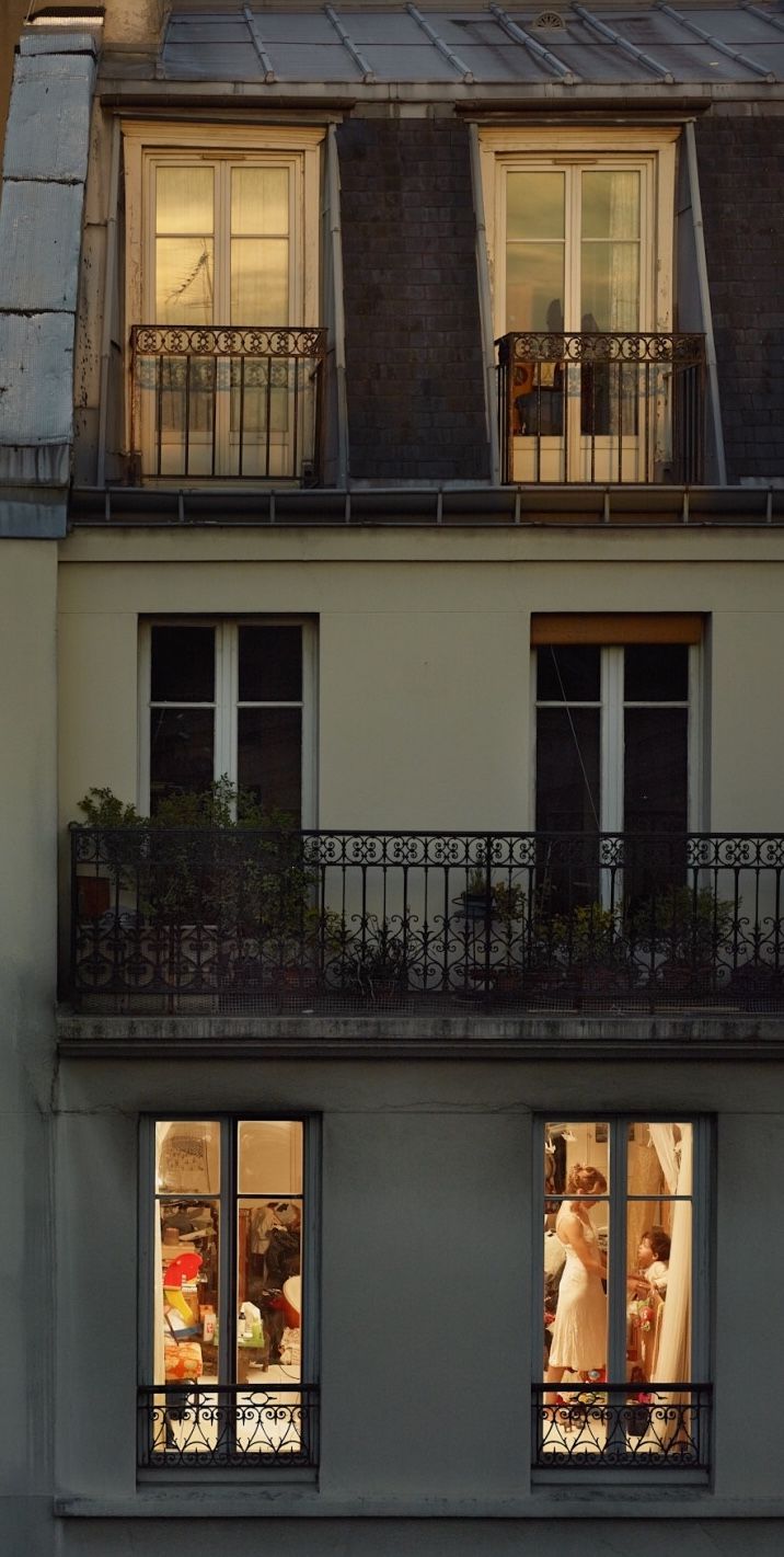 Fassade, Fenster, Balkone, Nacht, Warmes Licht, Altbau, Hintergrundbild für iPhone und Android