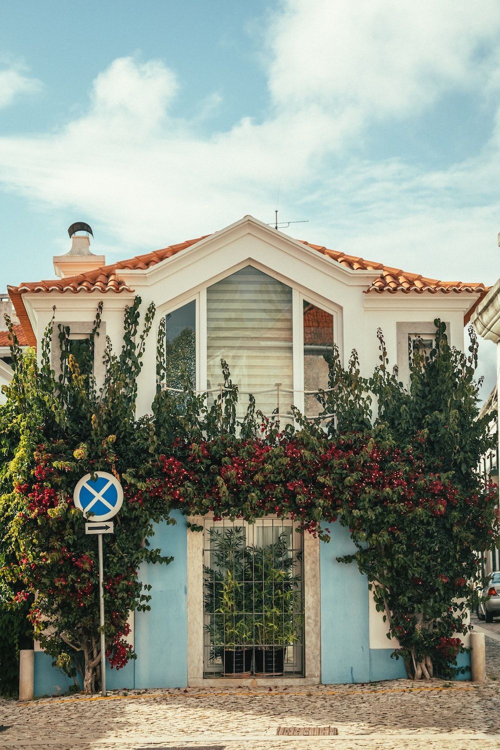 Haus, Kletterpflanzen, Blaue Tür, Wolken, Mediterran, HD, Hintergrundbild fürs Handy
