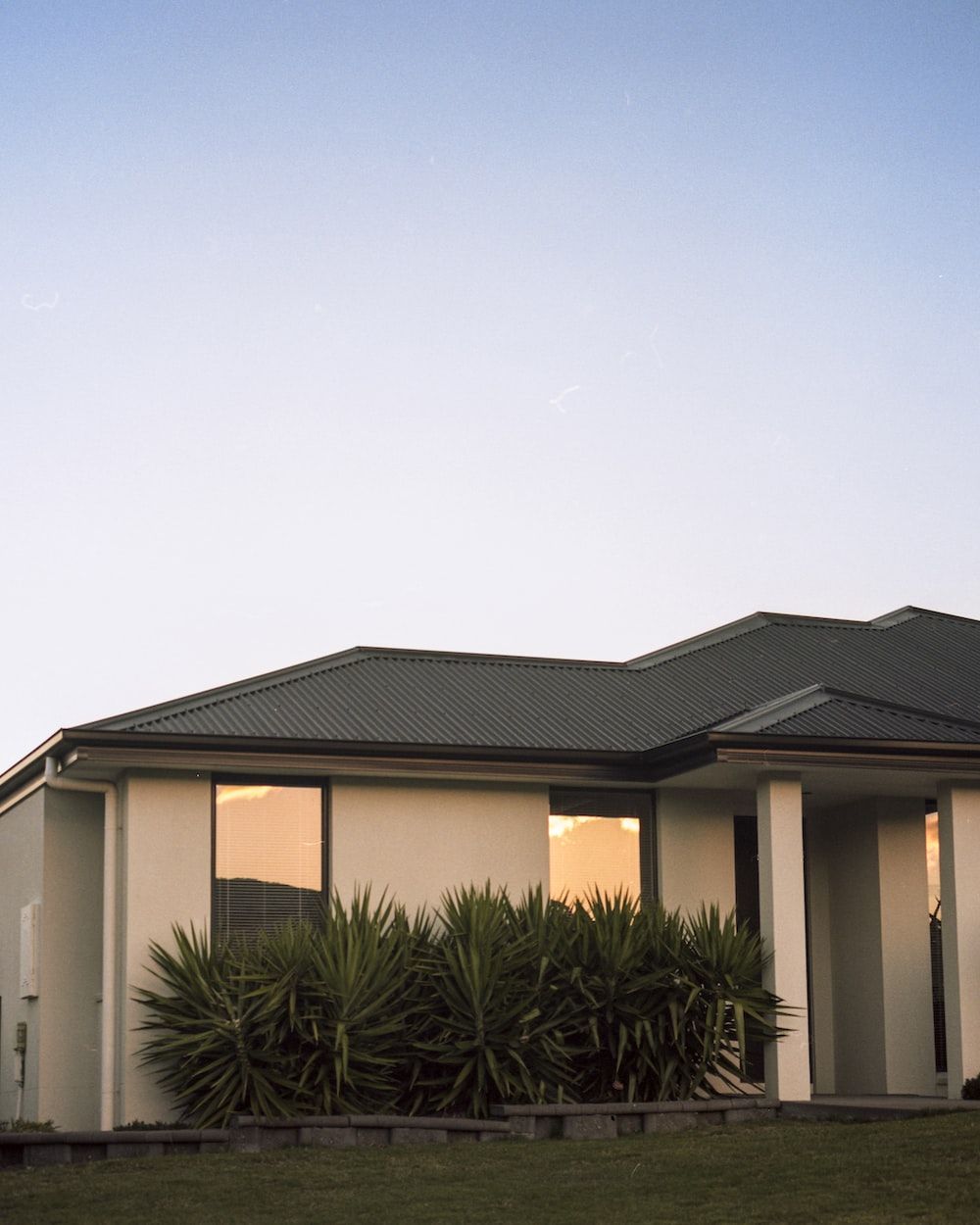 Einfamilienhaus, Bungalow, Abendhimmel, Modern, Hecke, HD, iPad-Hintergrundbild