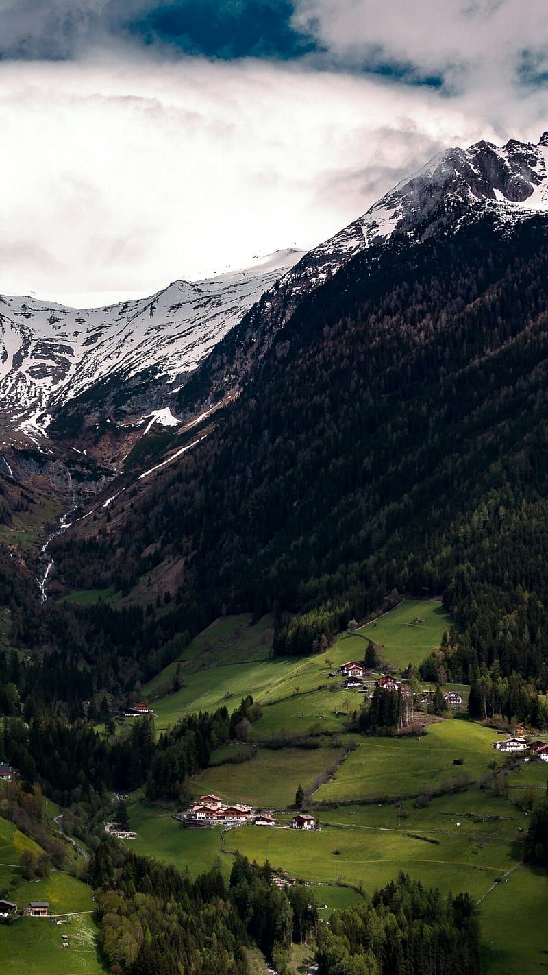 Bergtal, Bergdorf, Alpen, Wolken, Hochformat, Hintergrundbild fürs Smartphone