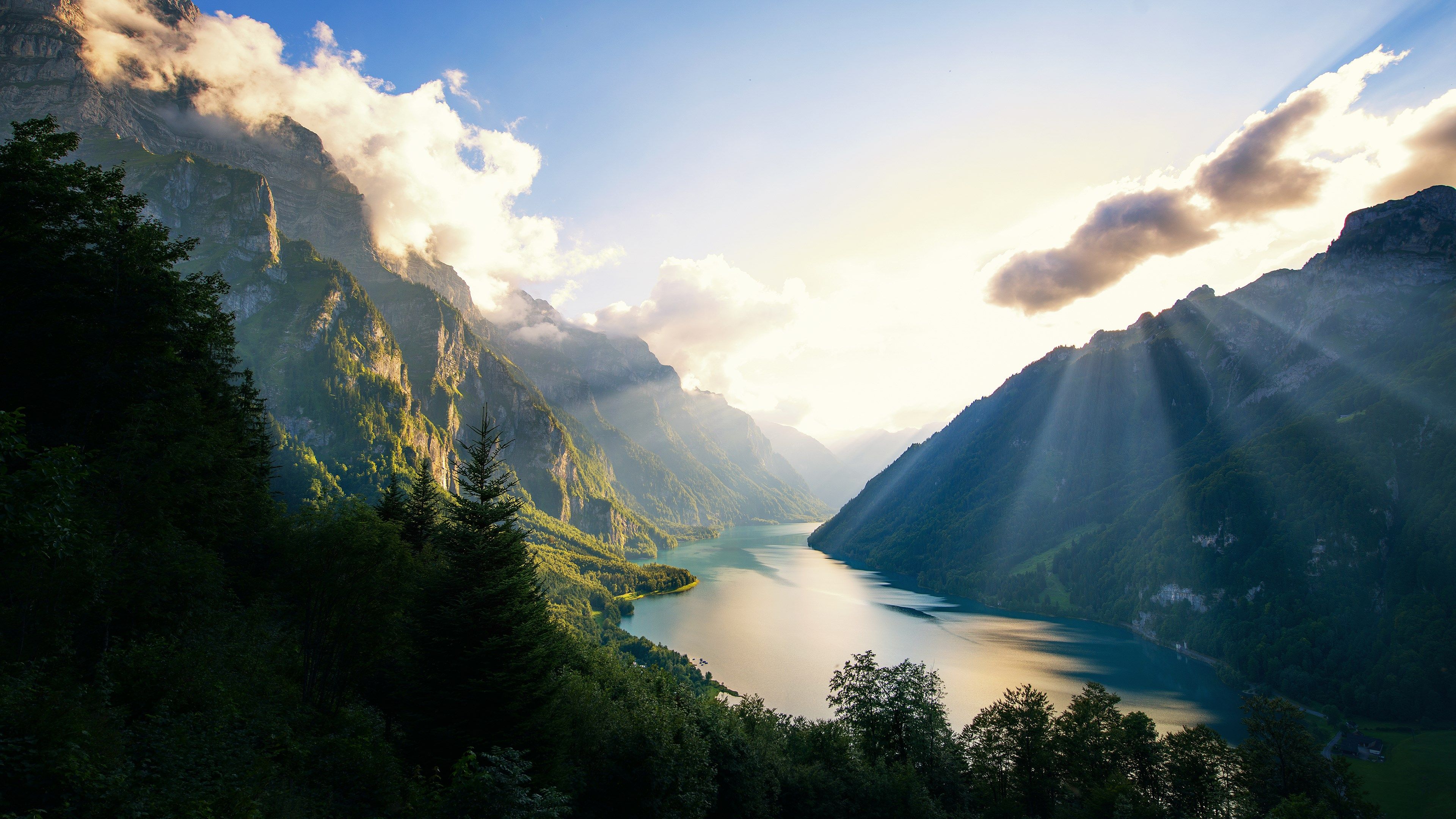 Bergsee, Sonnenstrahlen, Felswände, Wald, Gegenlicht, 3840x2160, 4K-Hintergrundbild für PC