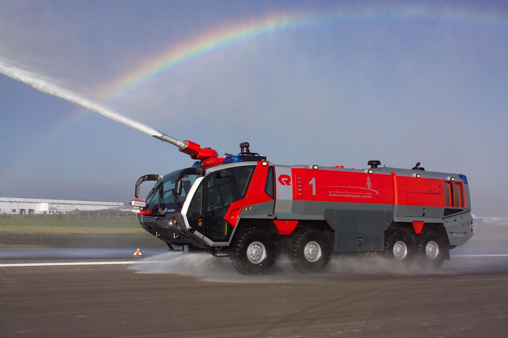 Rosenbauer Panther, Flugfeldlöschfahrzeug, Wasserwerfer, Regenbogen, Flughafen, HD-Desktop-Hintergrund