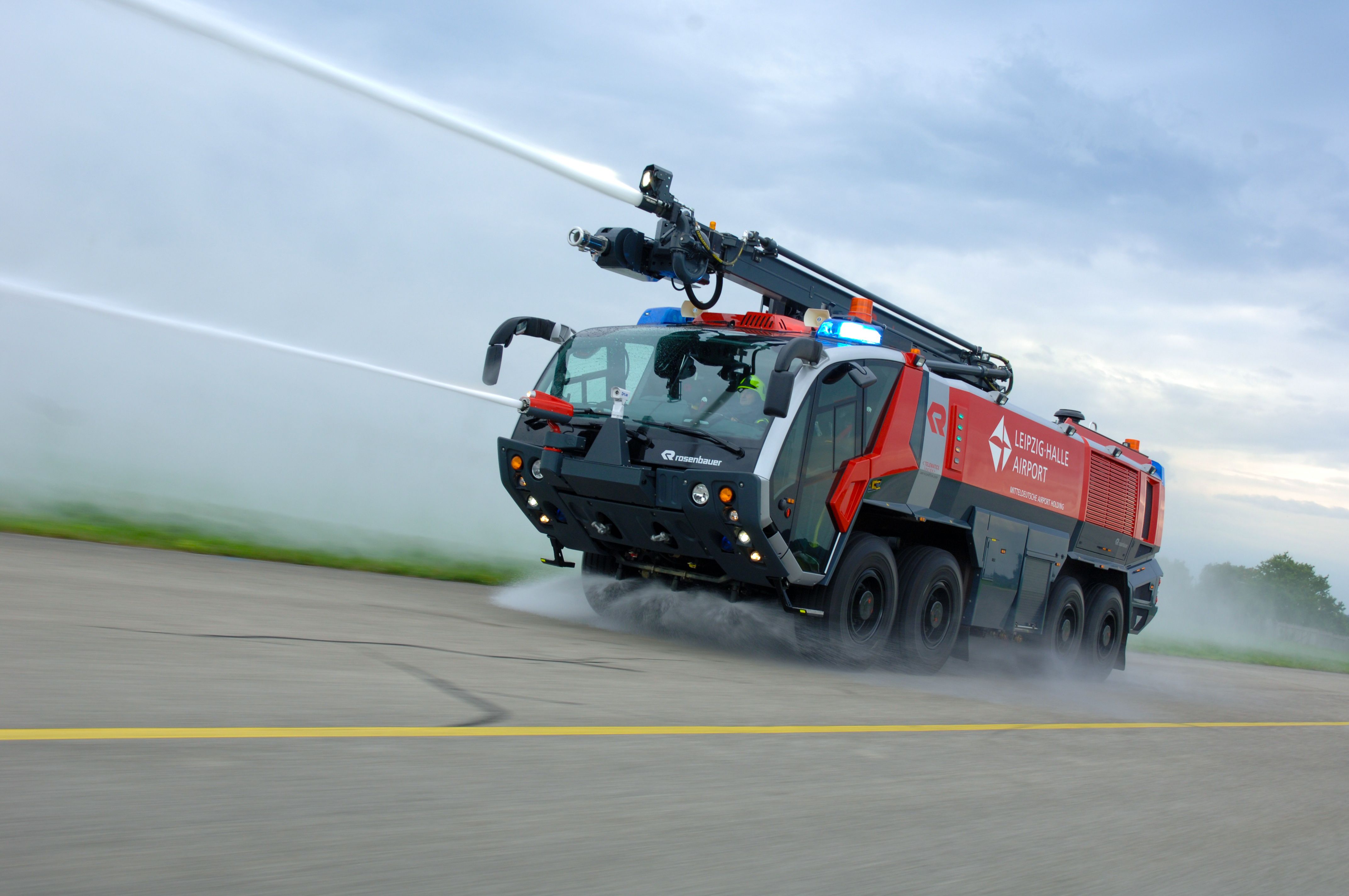 Rosenbauer Panther, Flugfeldlöschfahrzeug, Löschübung, Rollfeld, Wasserstrahl, 4K-PC-Hintergrundbild