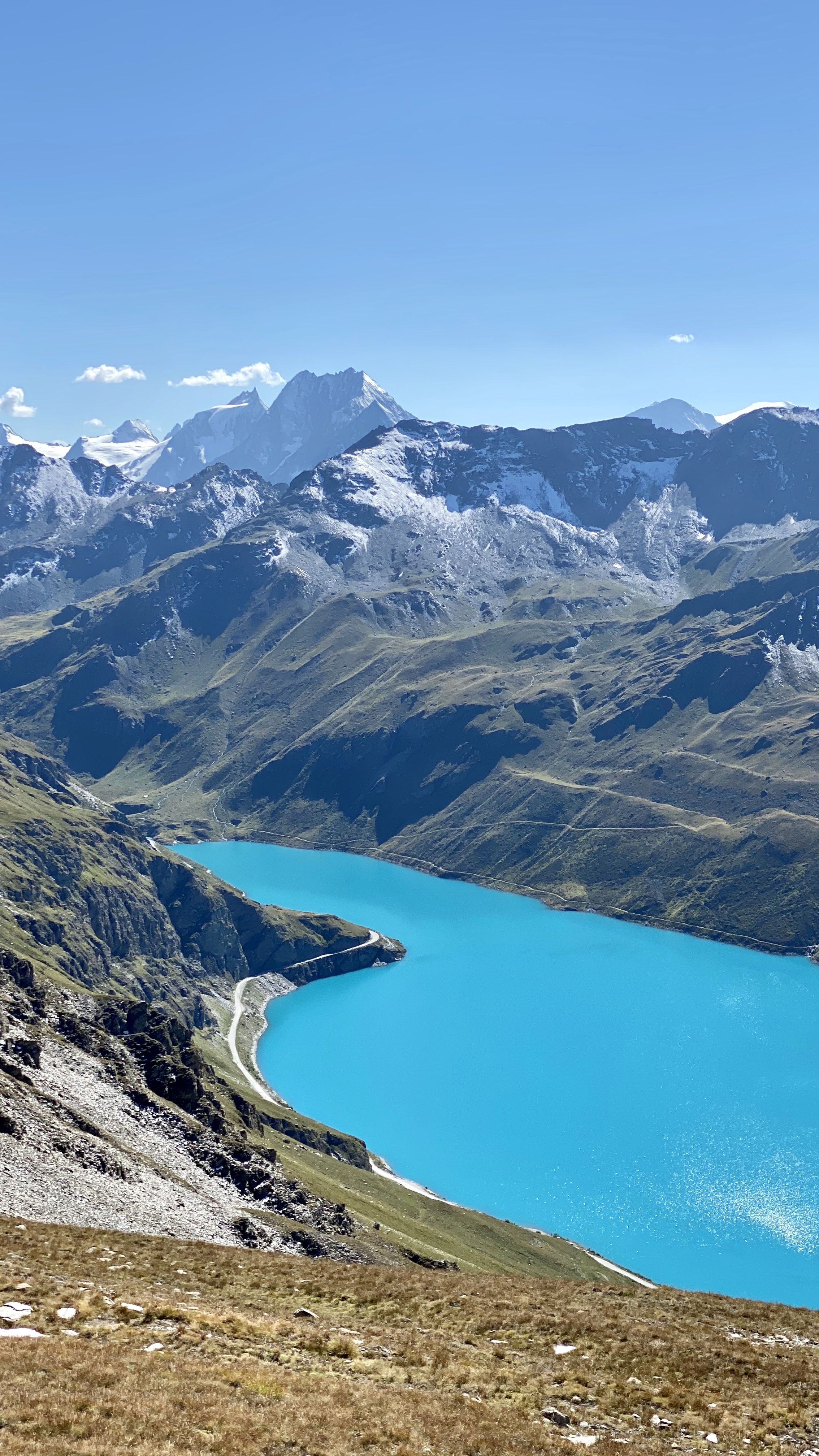 Stausee, Türkiser See, Gletscher, Alpen, Blauer Himmel, Hochformat, Hintergrundbild fürs Smartphone