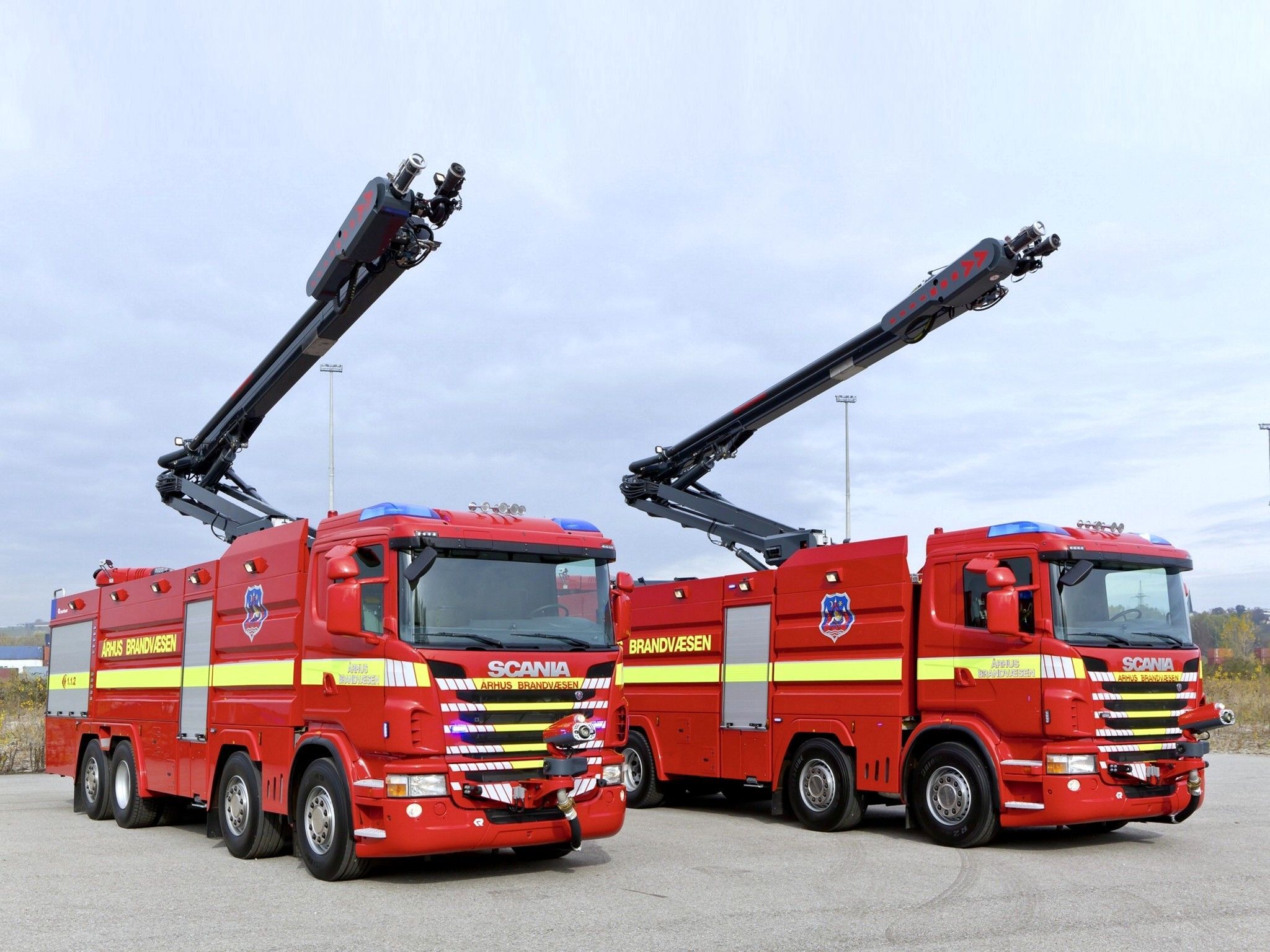 Scania, Flugfeldlöschfahrzeuge, Löscharm, Feuerwehr, Blauer Himmel, Full HD, iPad-Hintergrundbild